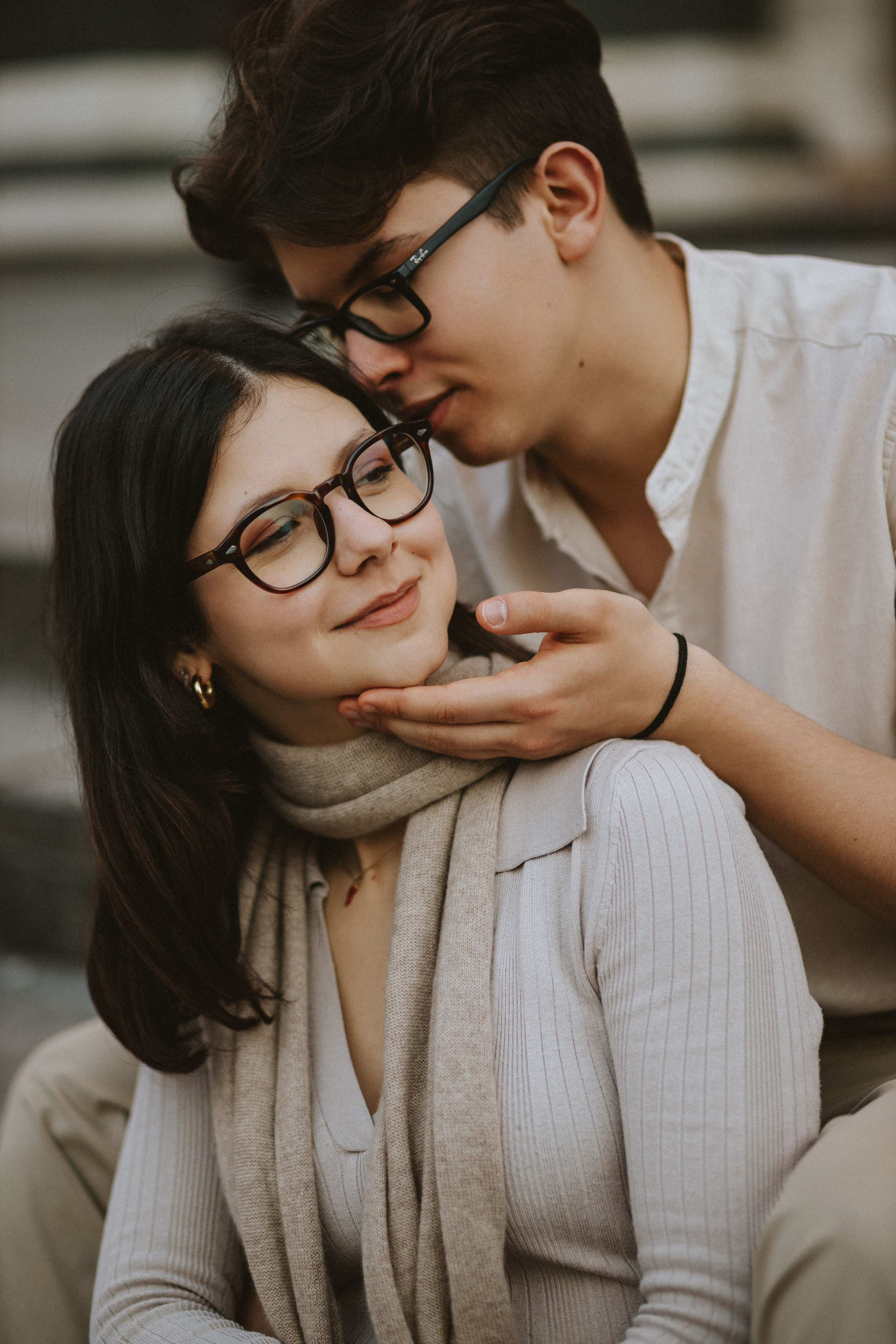 “Una coppia che condivide un momento di intimità, con una persona che tiene delicatamente il mento dell'altra”.