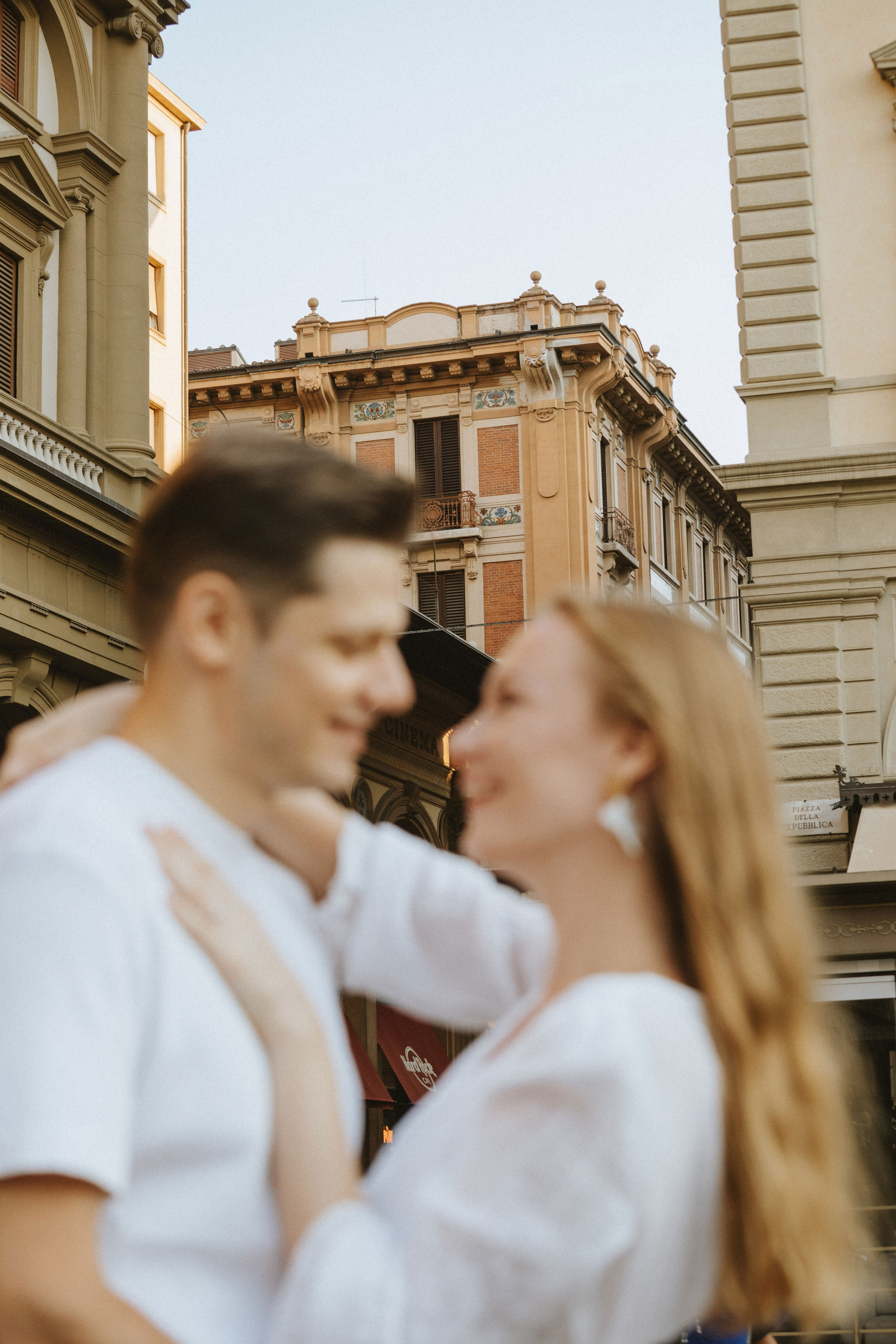 Couple Photoshoot Florence | Romantic Session at Ponte Vecchio & Uffizi. Wedding Photographer in Florence, Pisa & Tuscany | Candid & Elegant Photography in Italy