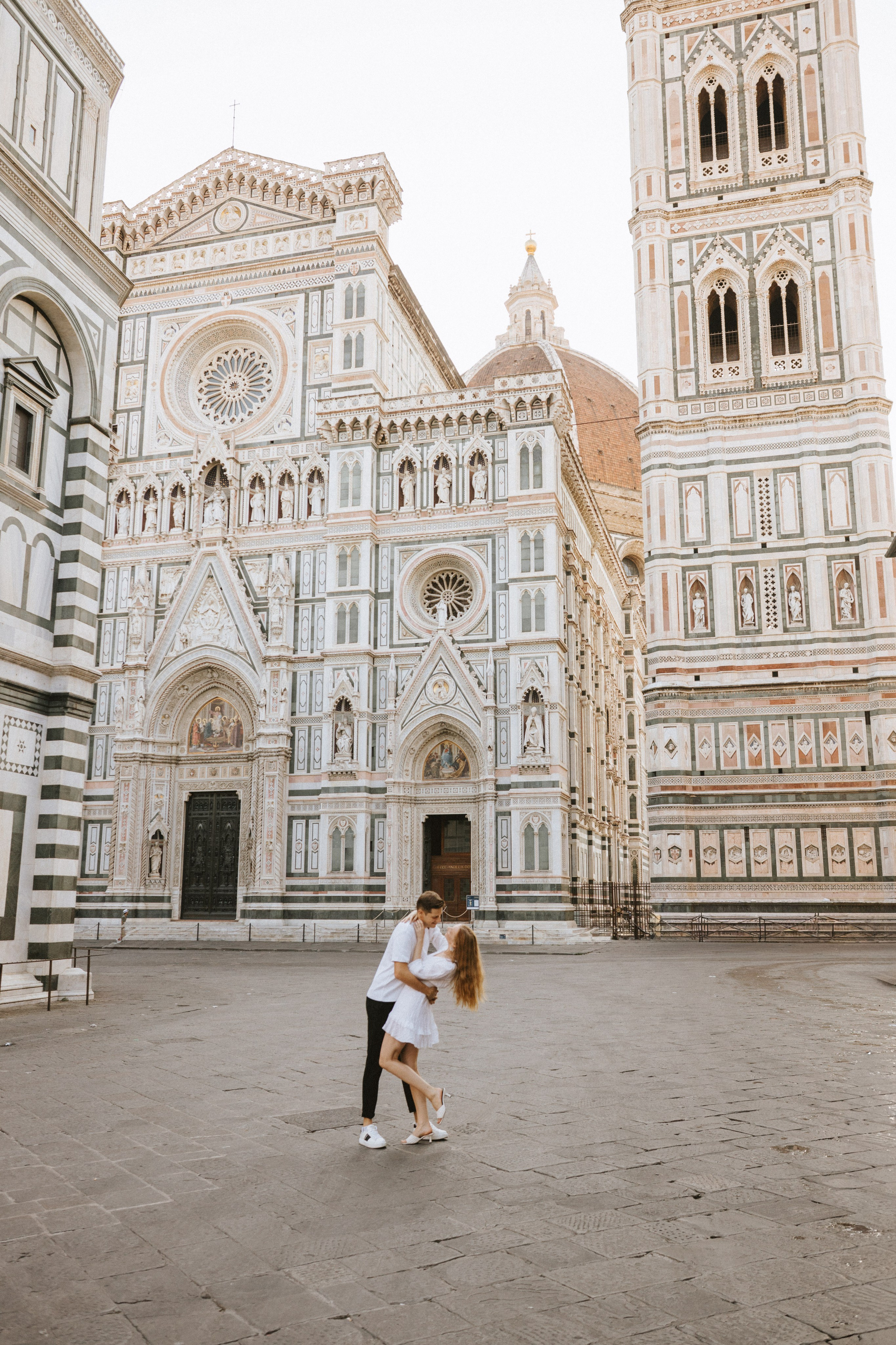 Couple Photoshoot Florence | Romantic Session at Ponte Vecchio & Uffizi. Wedding Photographer in Florence, Pisa & Tuscany | Candid & Elegant Photography in Italy