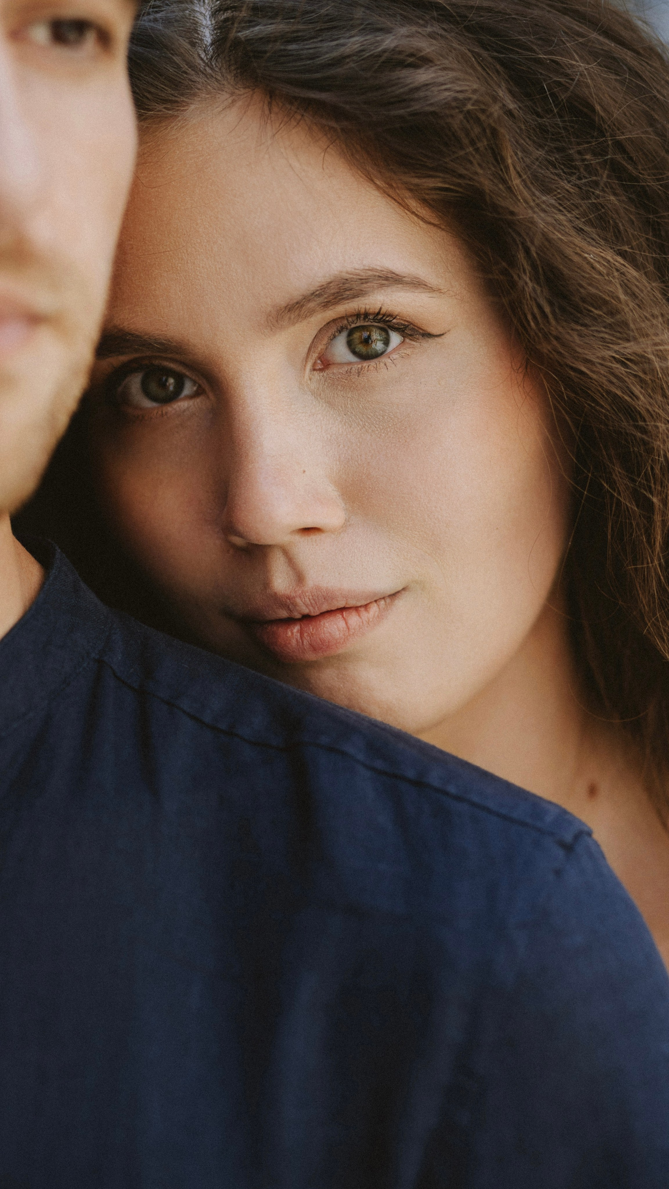 “Uno scatto ravvicinato che cattura l'intimo legame tra la coppia, con la sposa che guarda dolcemente nella macchina fotografica mentre il suo partner è leggermente sfocato sullo sfondo. L'immagine mette in risalto la bellezza dei lineamenti della sposa, creando un momento emozionante e senza tempo”.