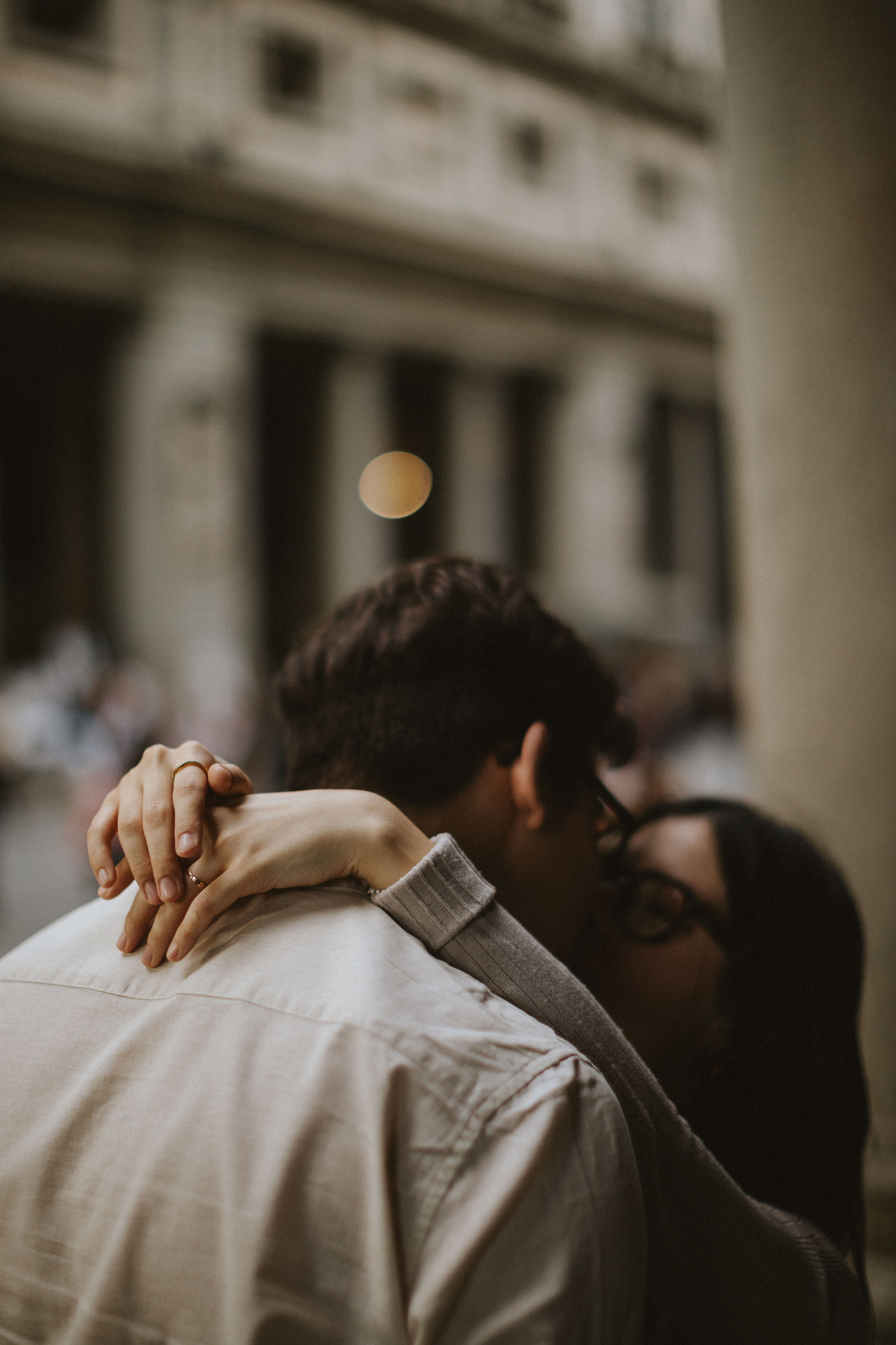 “Un bacio romantico tra una coppia con una morbida sfocatura di sfondo, che cattura il loro affetto”.