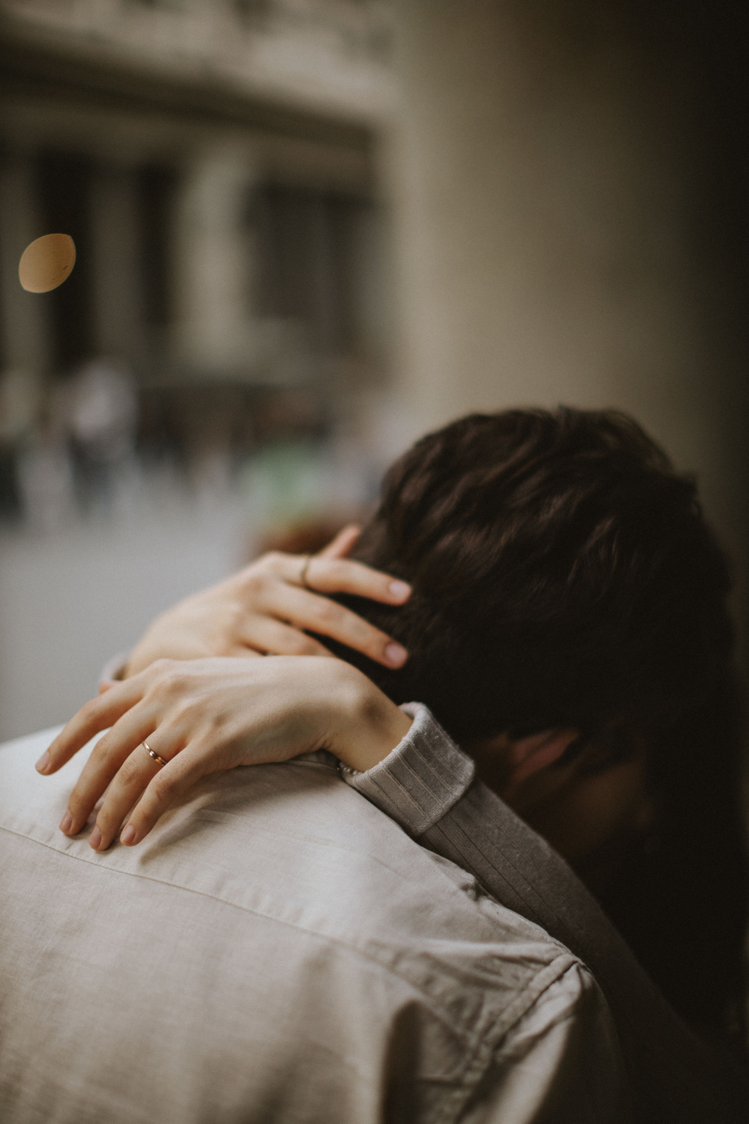 “Un tenero bacio condiviso tra due amanti, catturato in un momento morbido e intimo”.