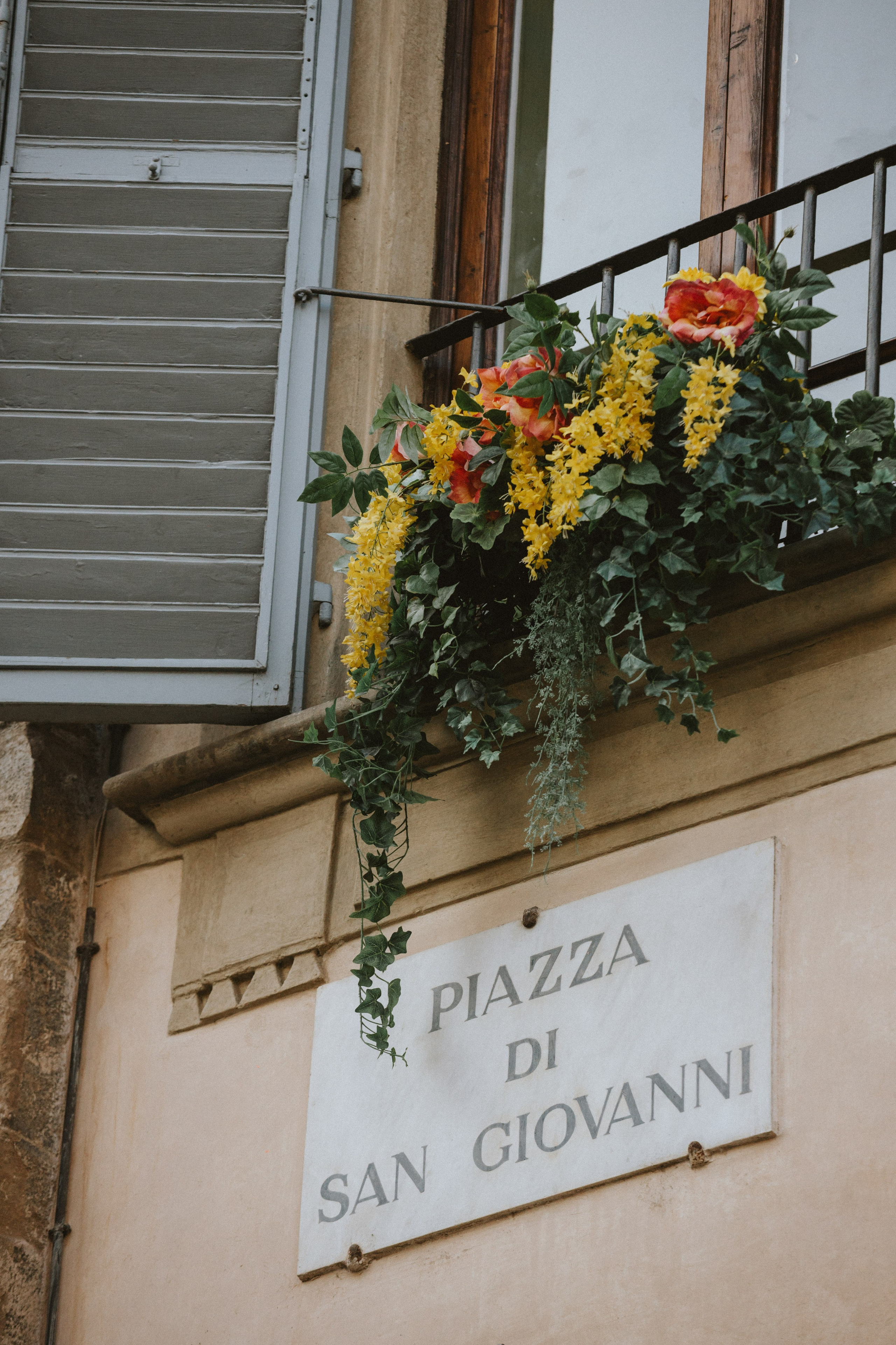 Couple Photoshoot Florence | Romantic Session at Ponte Vecchio & Uffizi. Wedding Photographer in Florence, Pisa & Tuscany | Candid & Elegant Photography in Italy