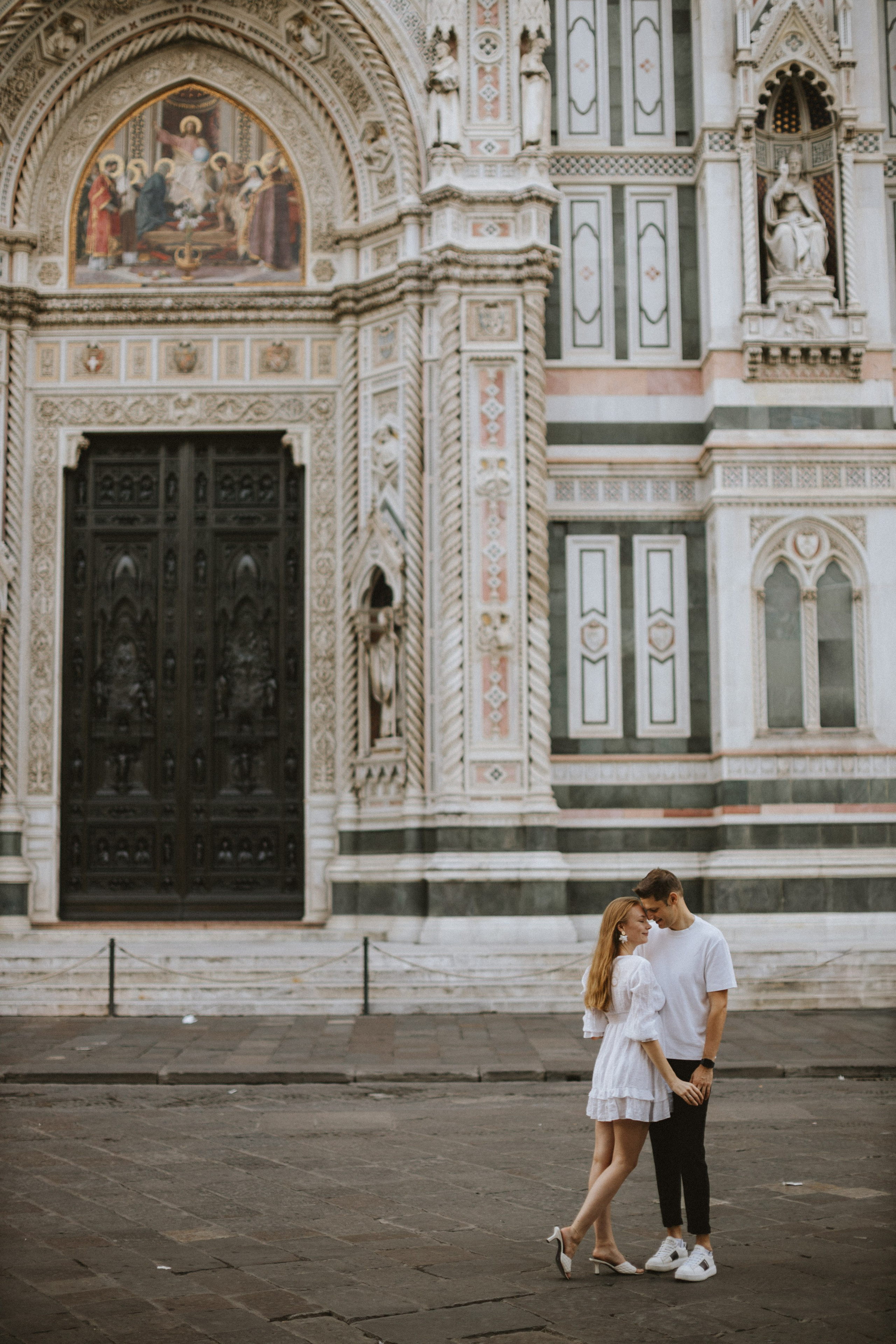Couple Photoshoot Florence | Romantic Session at Ponte Vecchio & Uffizi. Wedding Photographer in Florence, Pisa & Tuscany | Candid & Elegant Photography in Italy