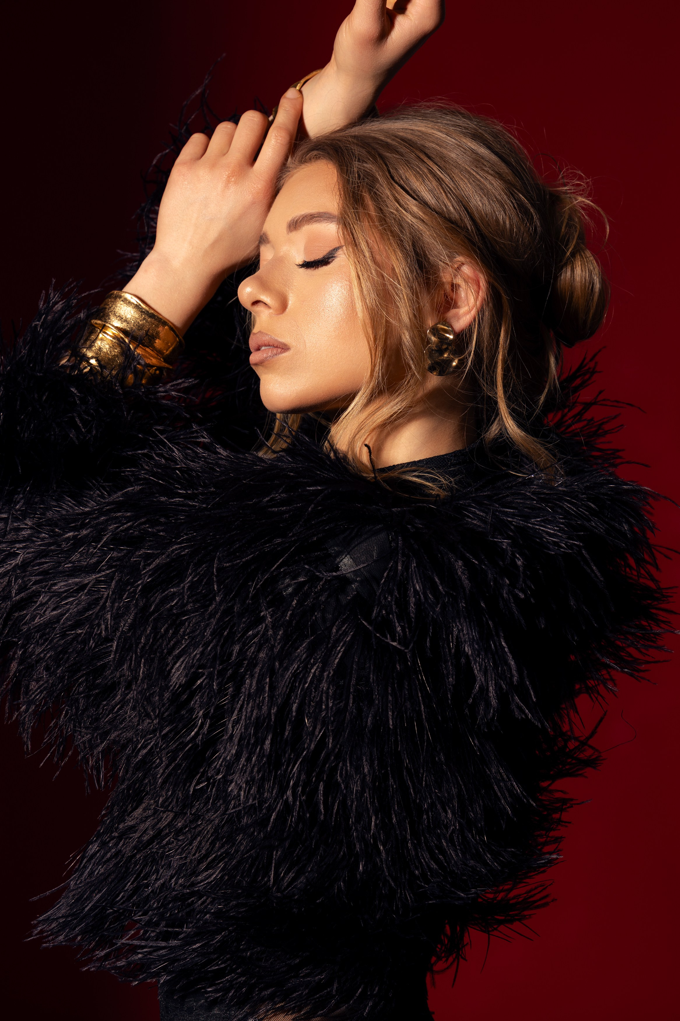 alt="detal stylizacji w stylu quiet luxury – koronkowy kombinezon i minimalistyczne dodatki"