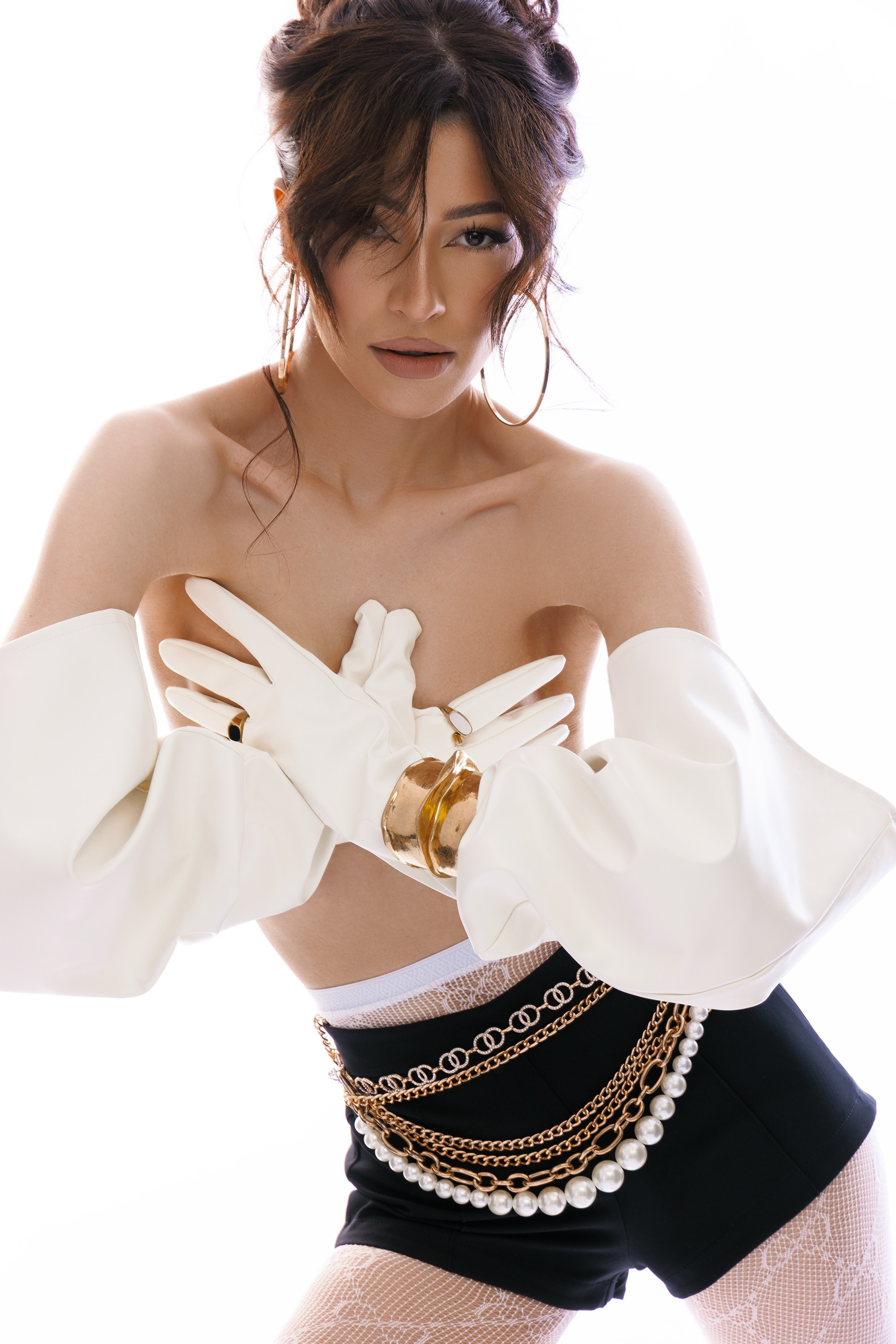 alt="kreatywna stylizacja sesji zdjęciowej z wykorzystaniem ubrań od polskich projektantów mody"