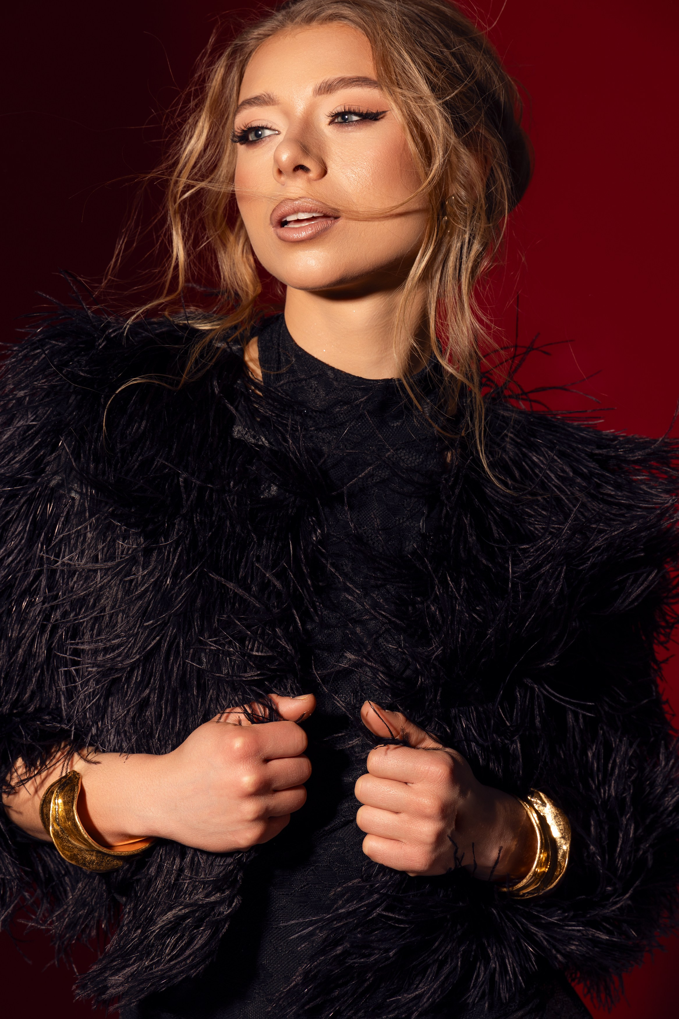 alt="kobieca stylizacja inspirowana mob wife aesthetic – sesja zdjęciowa z klientką w eleganckim futrze"