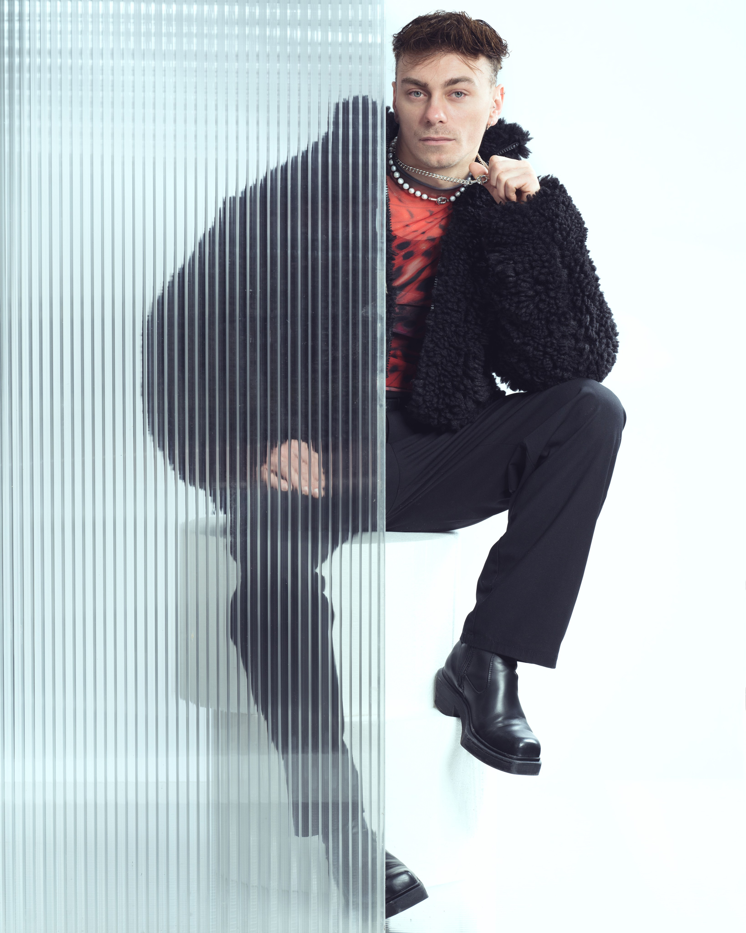 alt="stylizacja biżuterii TOUS w sesji z udziałem modela – męska moda i subtelne dodatki"