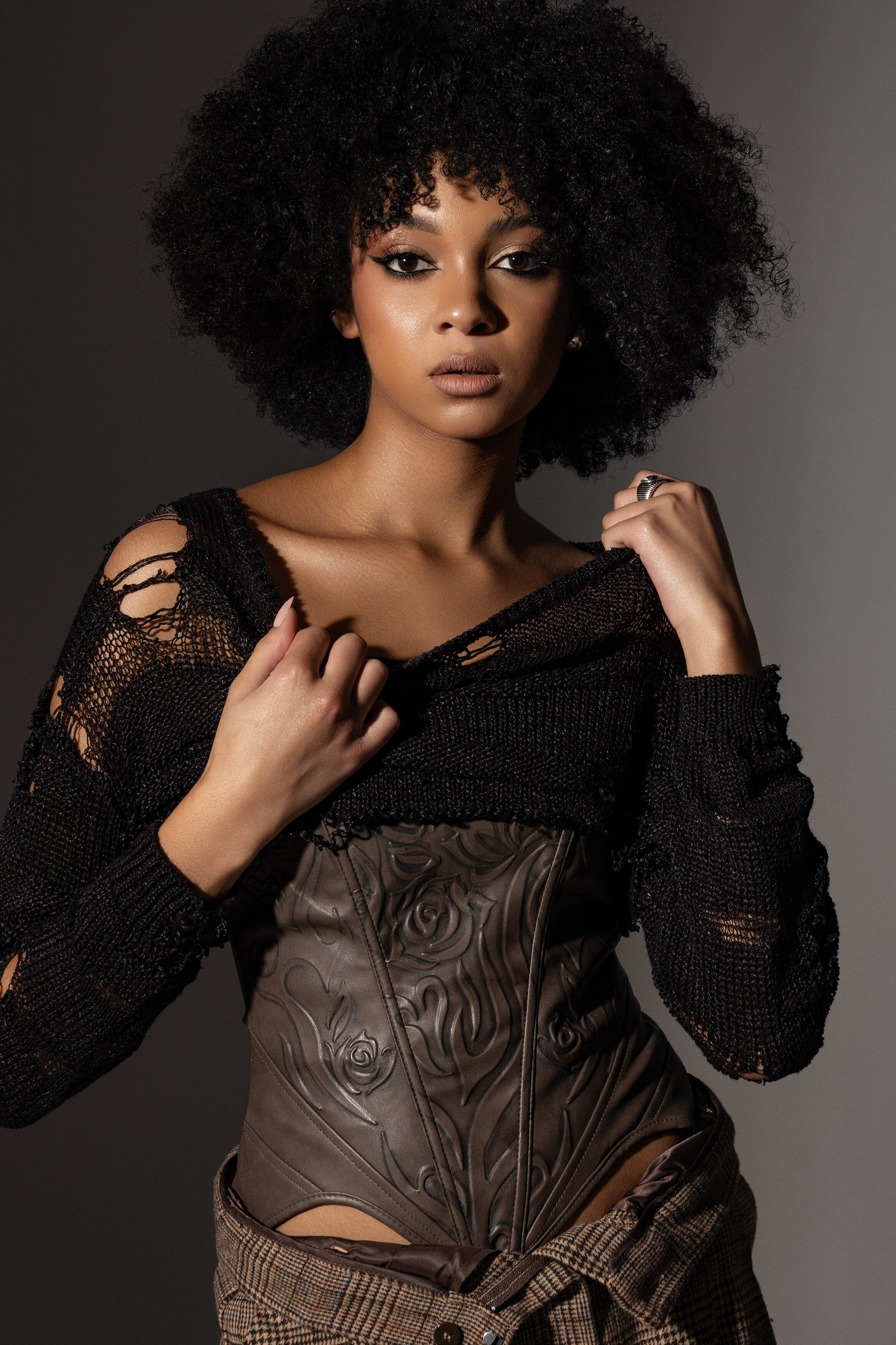 alt="modowa sesja zdjęciowa z klimatycznym światłem – Wrocław, profesjonalna stylizacja fashion"