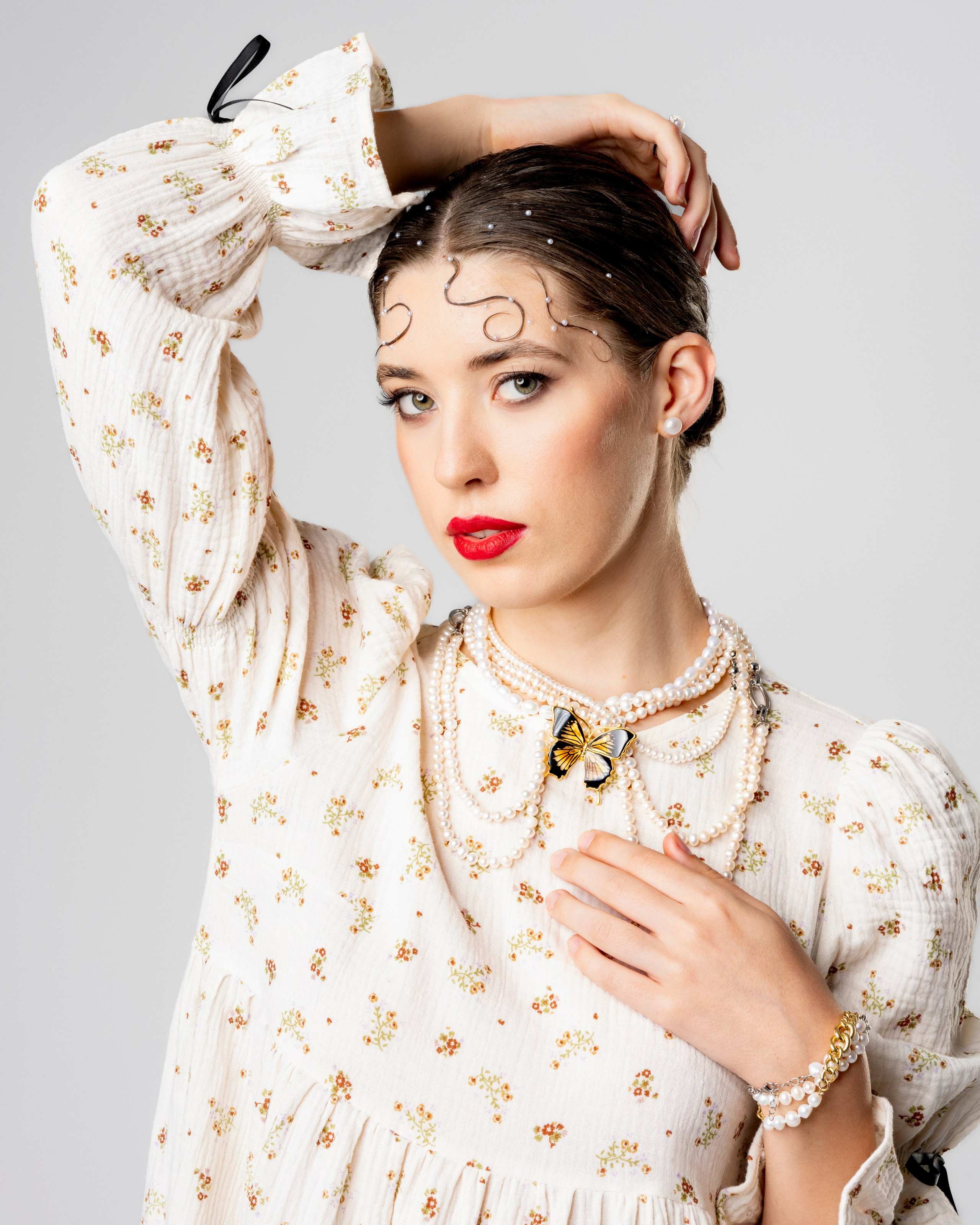 alt="stylistka mody przygotowuje look dla modelki w ubraniach polskiej marki podczas sesji zdjęciowej w Warszawie"