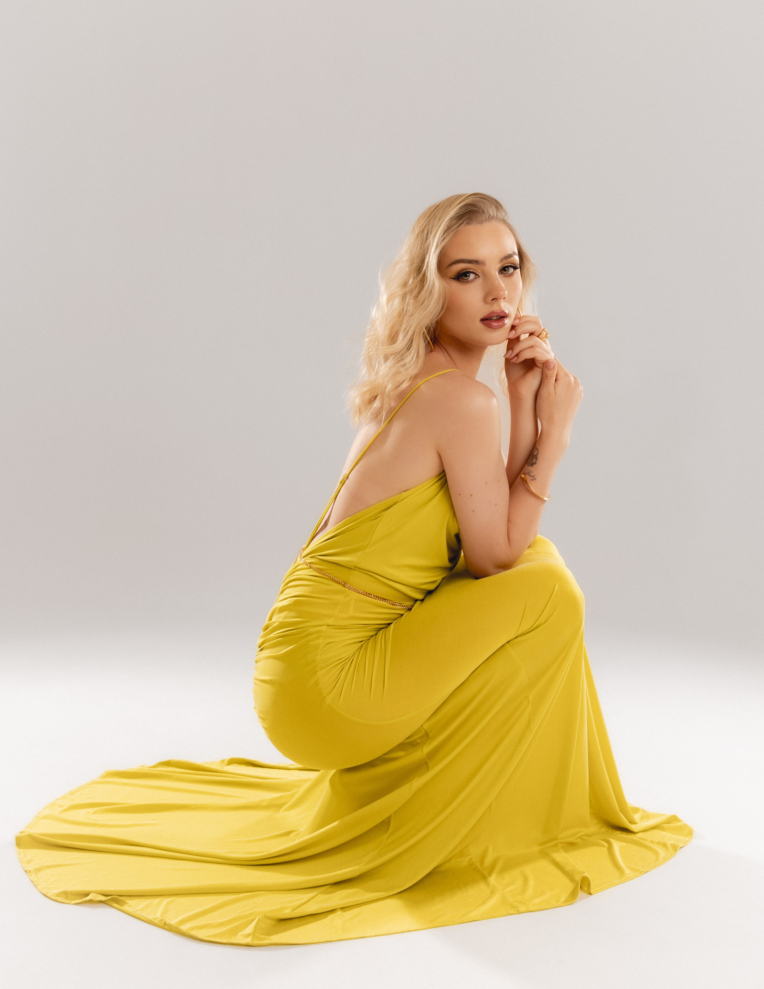 alt="subtelna stylizacja klientki indywidualnej podczas modowej sesji zdjęciowej we Wrocławiu"