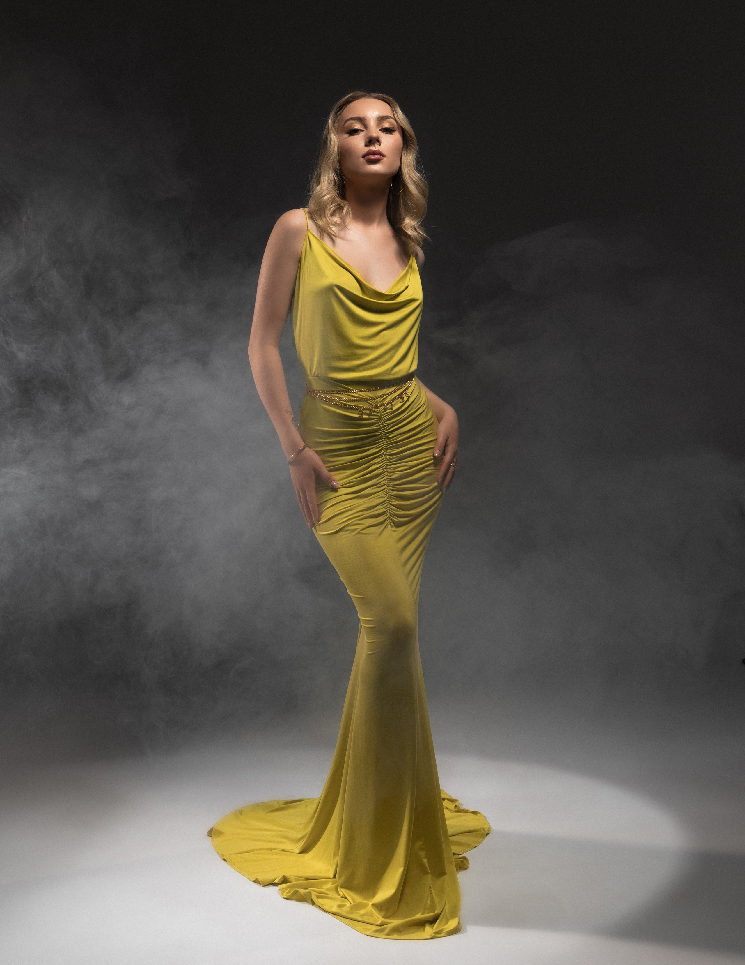 alt="kobieca sesja zdjęciowa we Wrocławiu - indywidualna stylizacja przygotowana przez stylistkę mody"