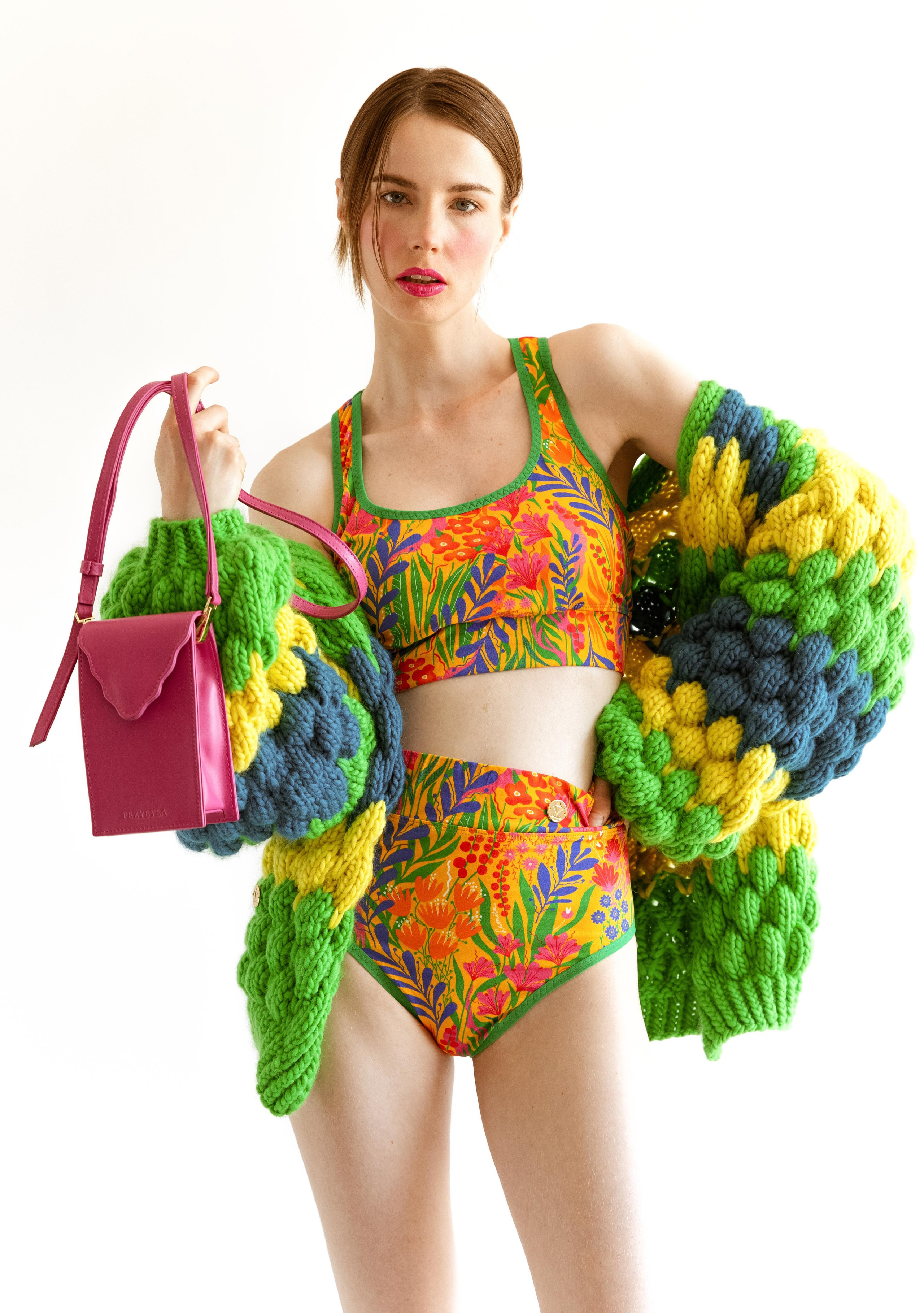 alt="profesjonalna modelka pozuje w stylizacji fashion w artystycznej przestrzeni Warszawy – sesja wizerunkowa