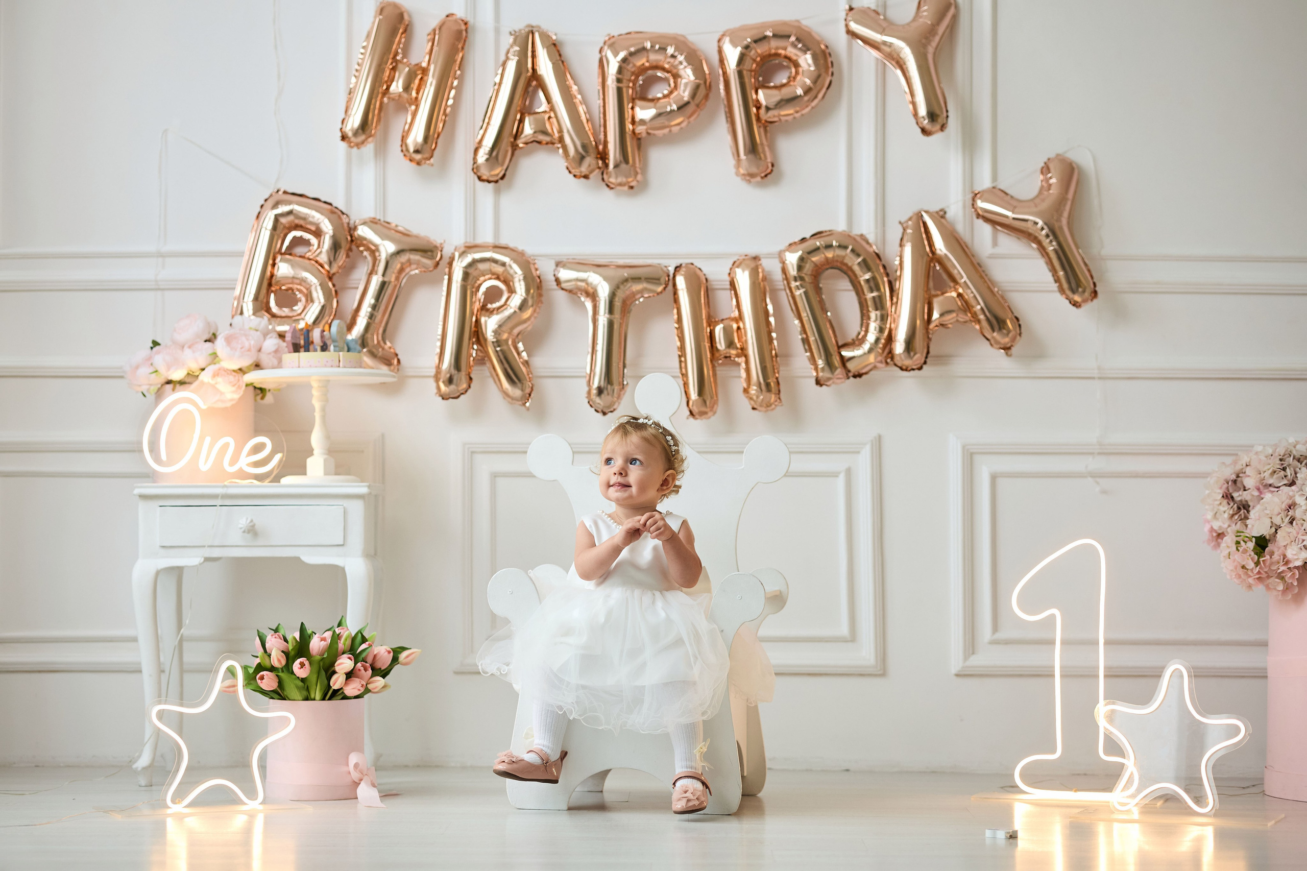 Дитячий день народження у студії — дівчинка біля кульок Happy Birthday, фотограф у Дніпрі