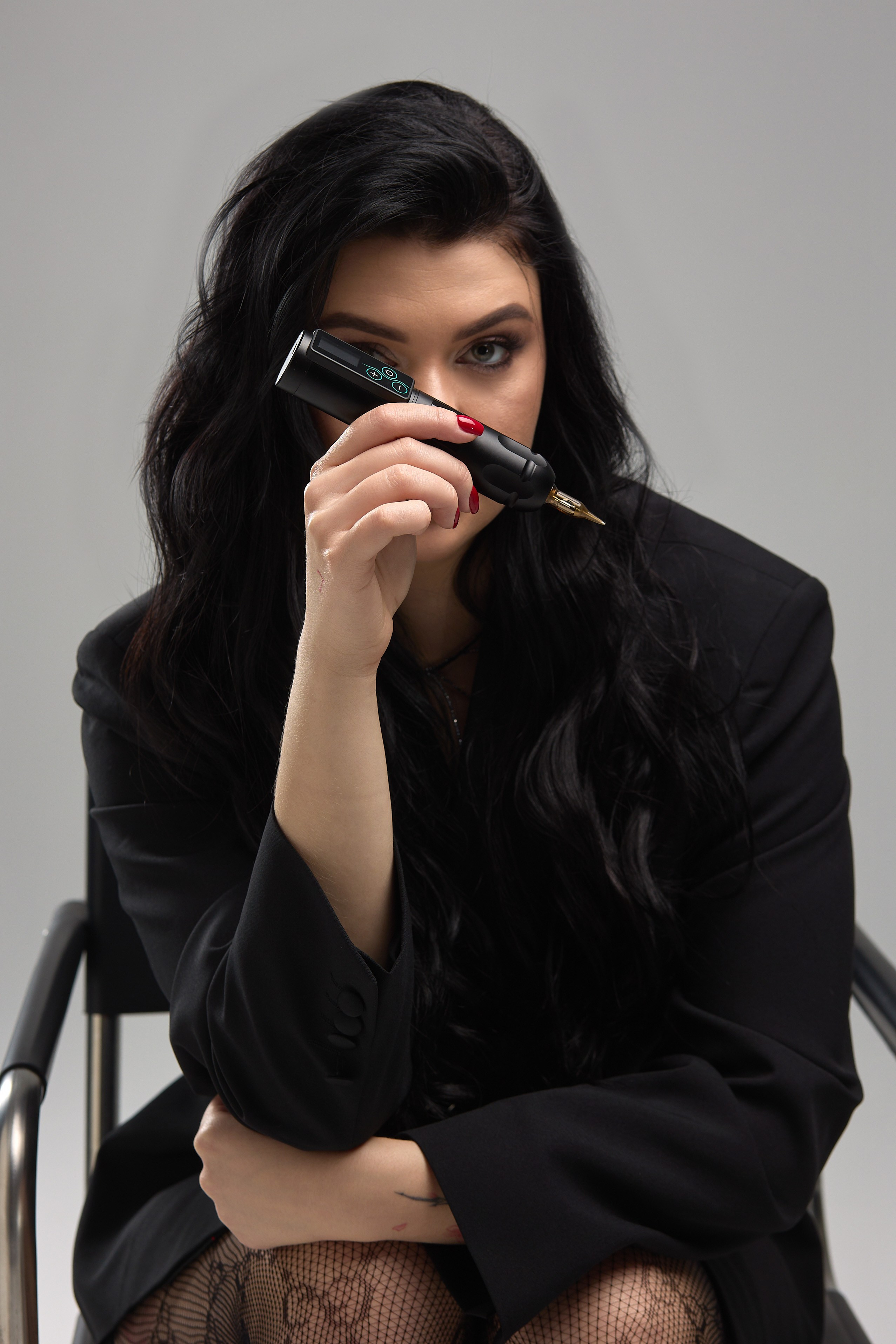 Бізнес-портрет майстрині з машинкою в руці, студія, фотограф, Дніпро