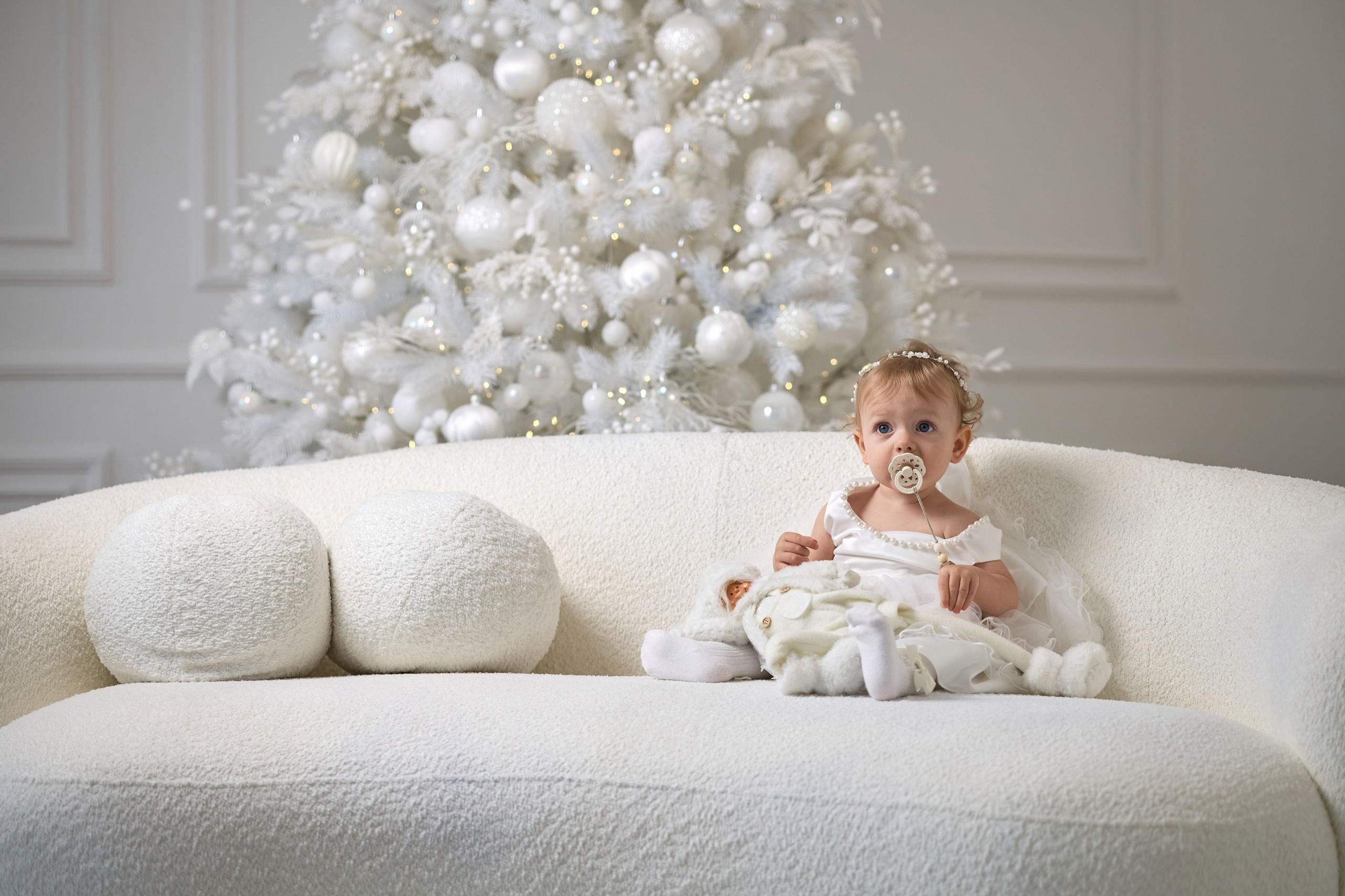 Новорічна дитяча фотосесія в студії — малюк на білому дивані, фотограф