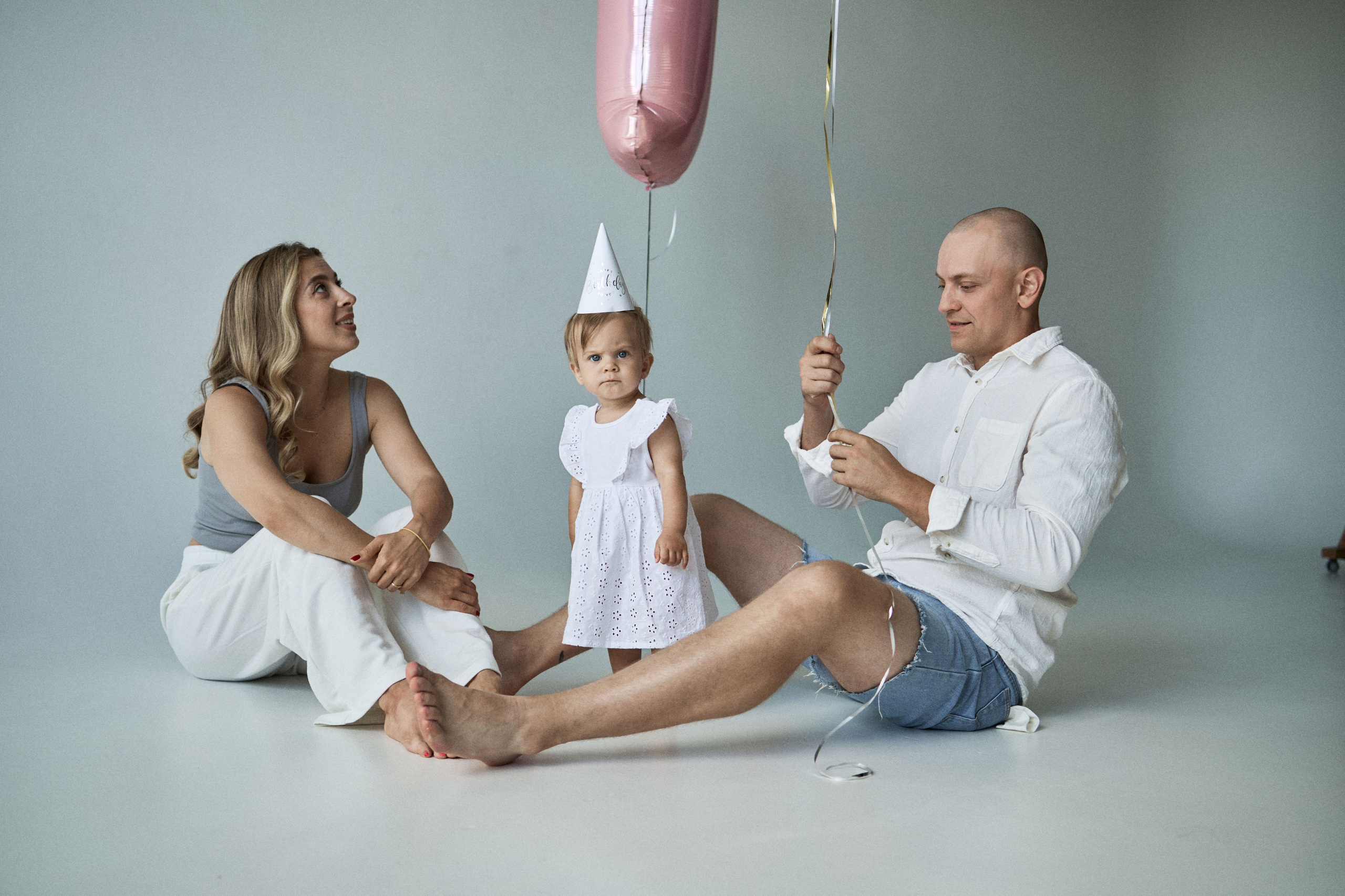 Дитячий портрет крупним планом на тлі гірлянди боке, робота фотографа