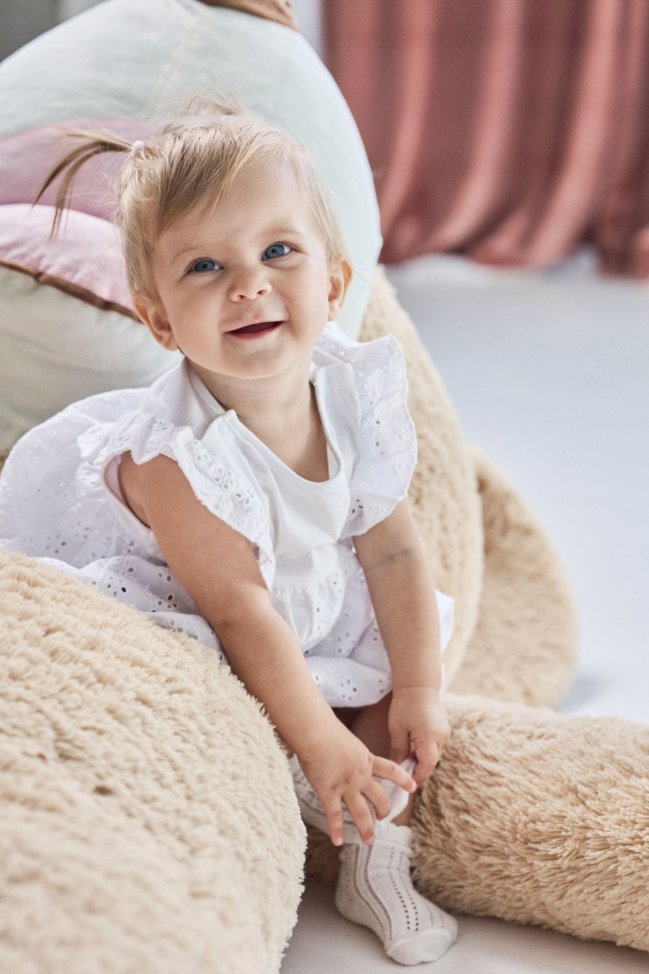 Дніпро — дитячий портрет на м’якому кріслі, усмішка, Фотограф Діма Покідін