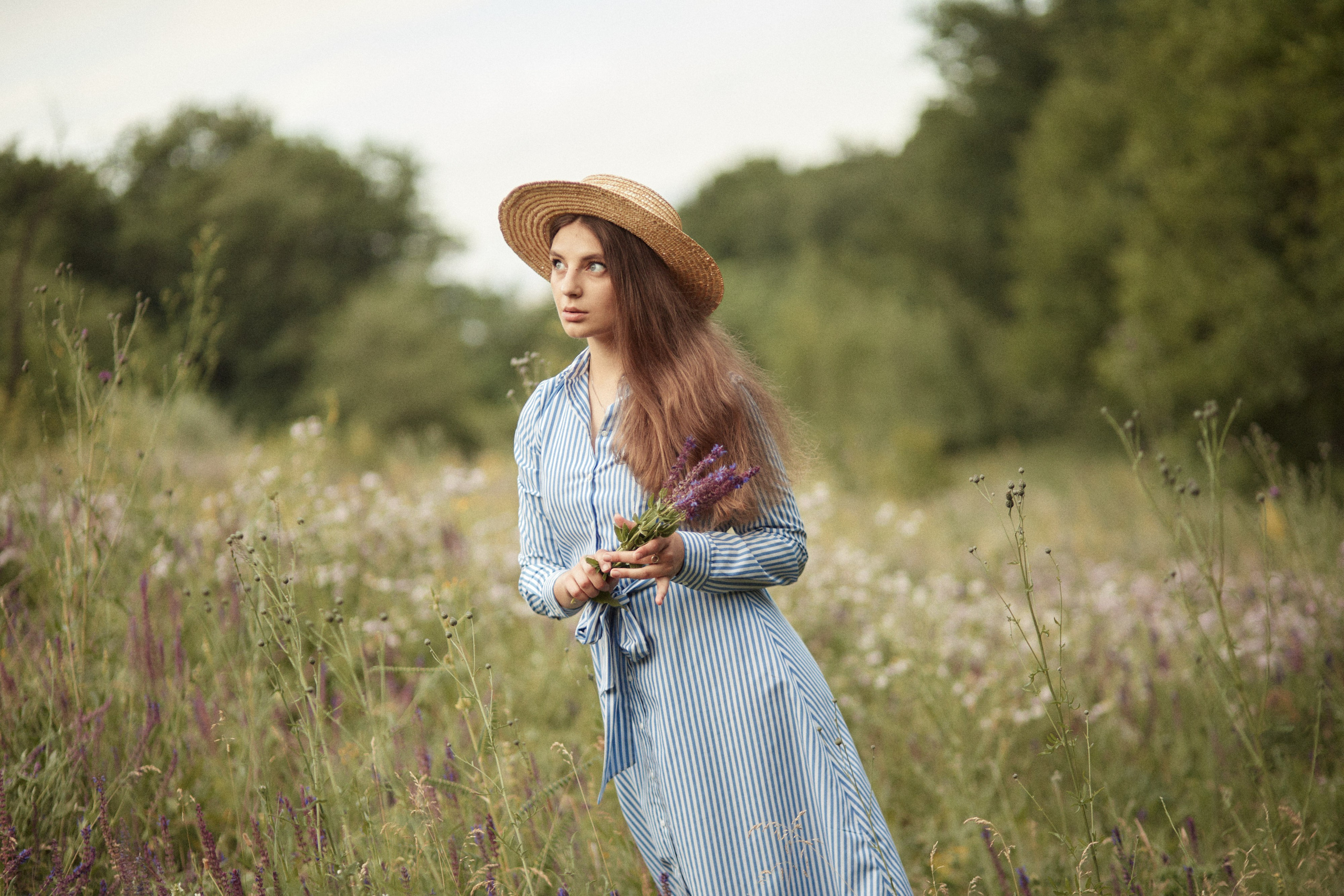 Портретна зйомка в полі — дівчина з букетом польових квітів