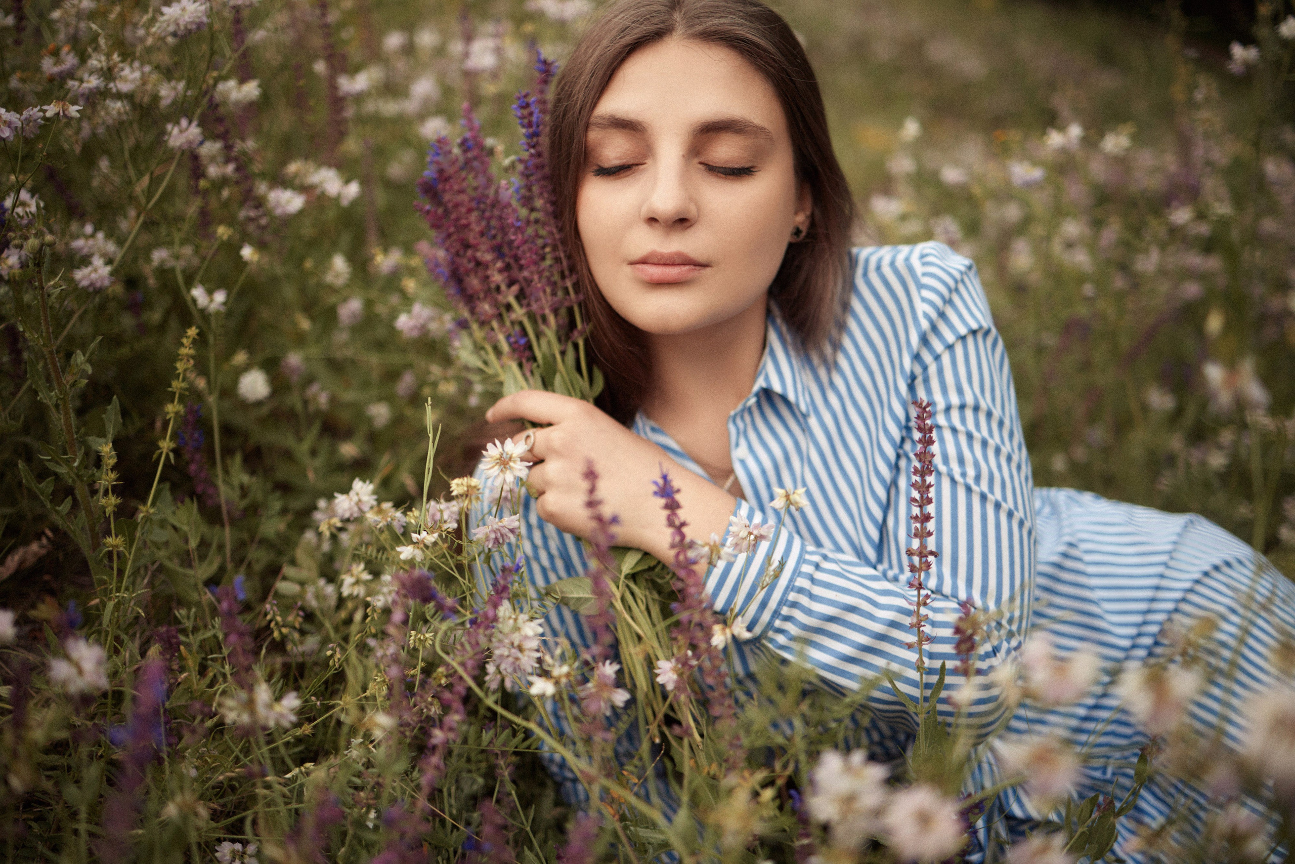 Дівчина лежить у квітах з букетом, ніжний портрет, Дніпро, робота фотографа