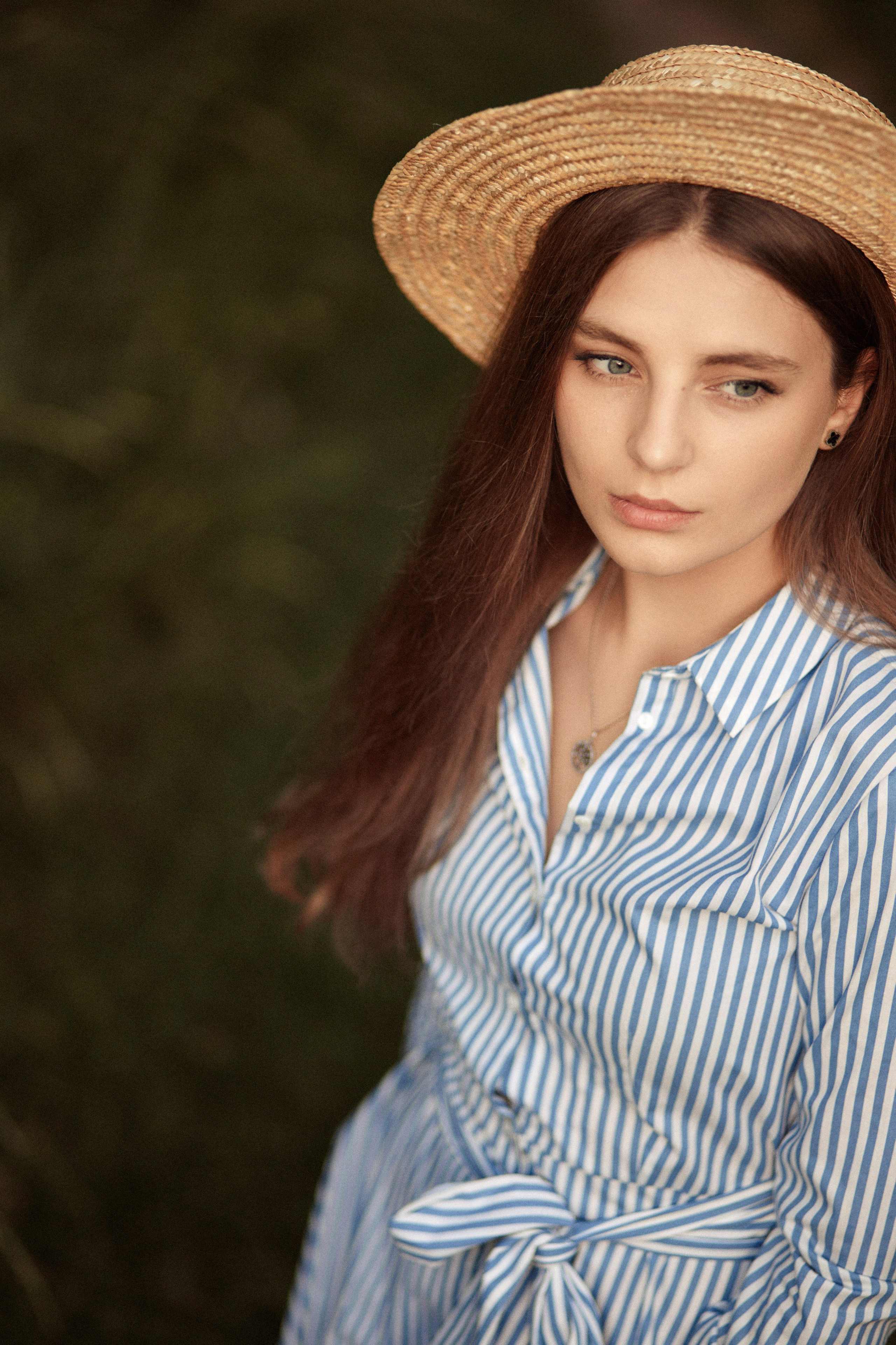 Дніпро — портрет дівчини в капелюсі крупним планом, Фотограф Діма Покідін