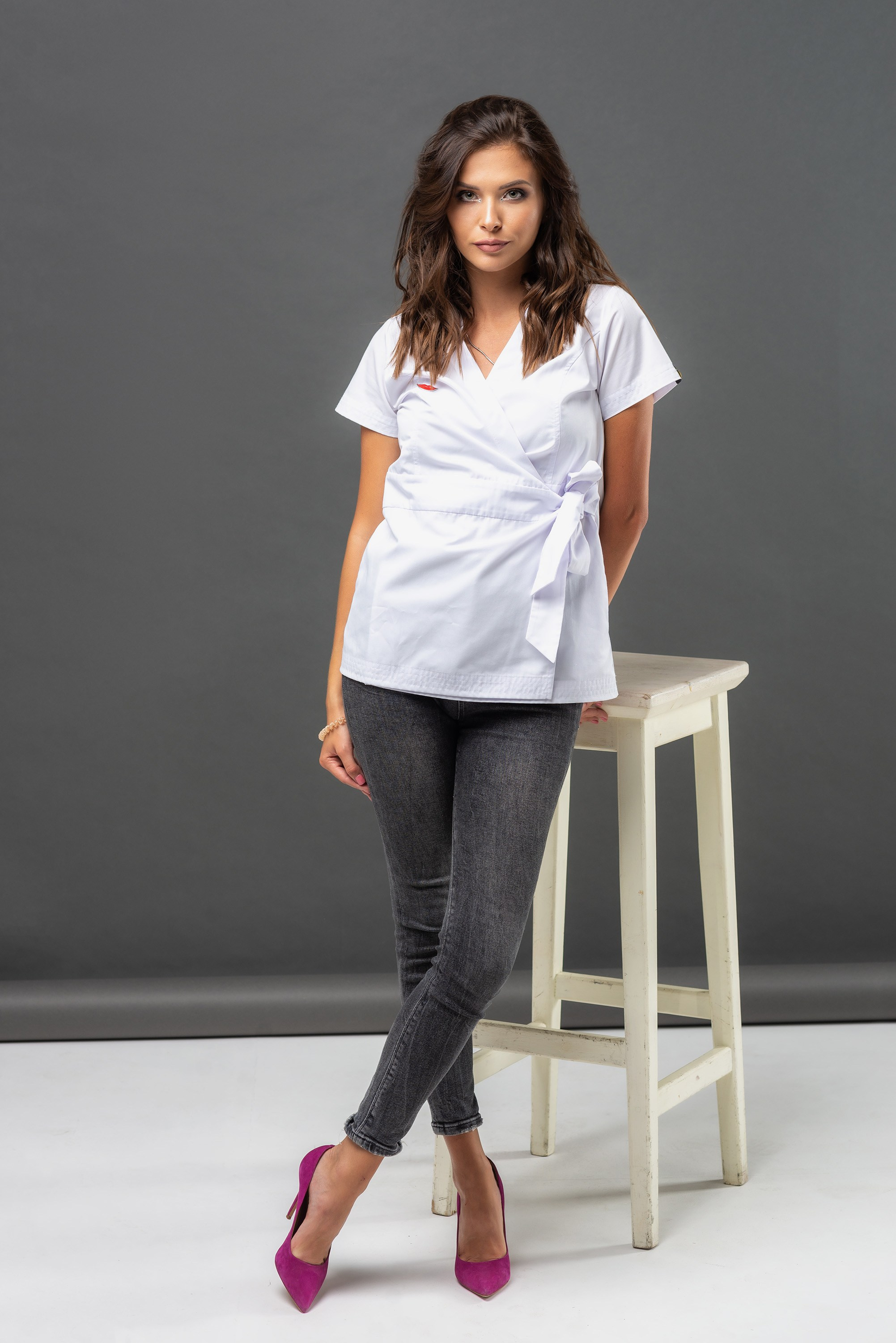 Діловий портрет у Дніпрі — майстриня в білому костюмі біля стільця