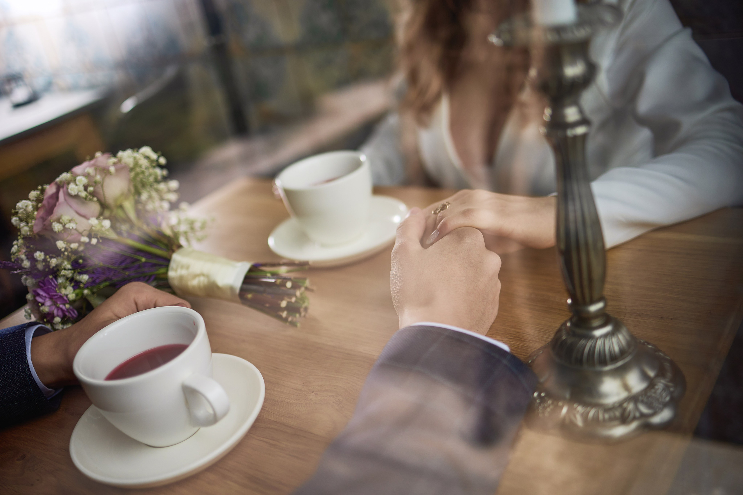 Весільний репортаж у Дніпрі — відображення пари у вікні, Дніпро