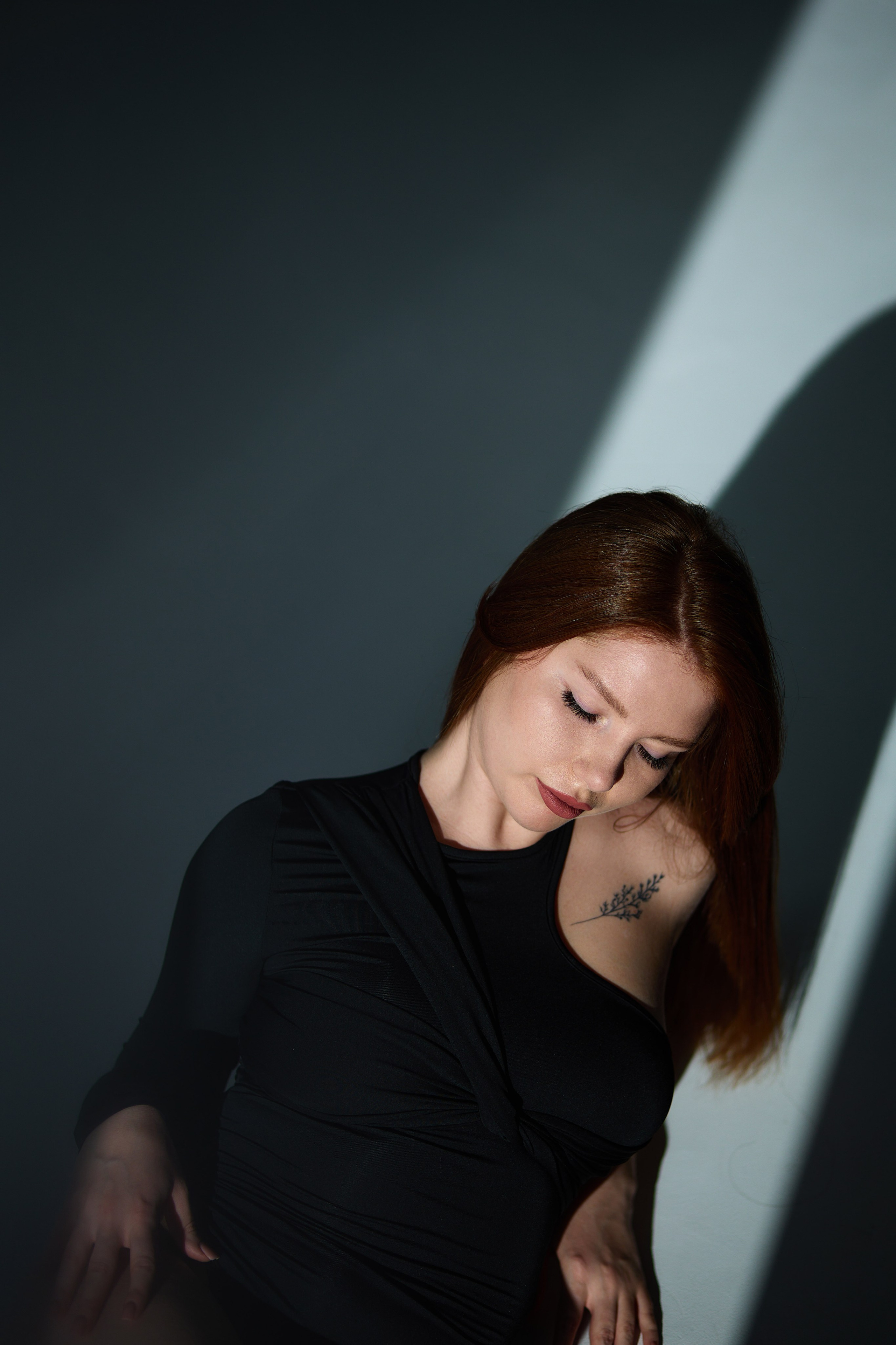 Художній портрет у тіні — дівчина в чорному образі, робота фотографа