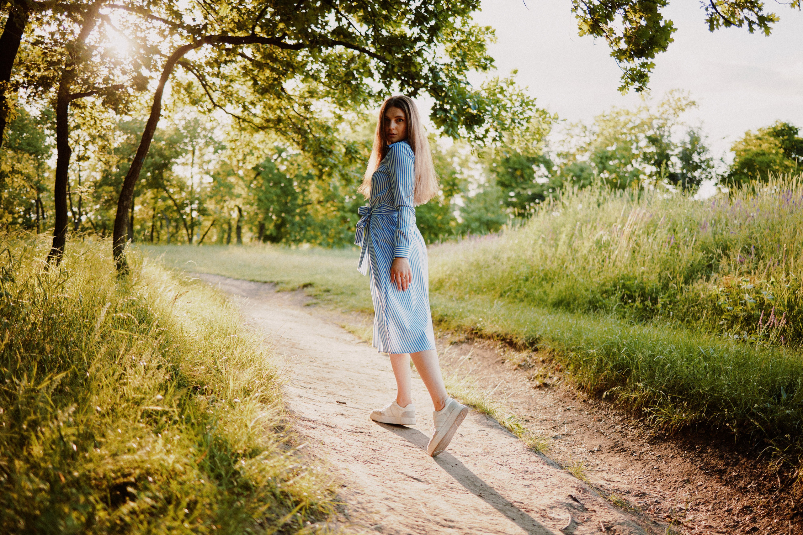Прогулянкова фотосесія в парку — дівчина йде стежкою, Дніпро, фотограф