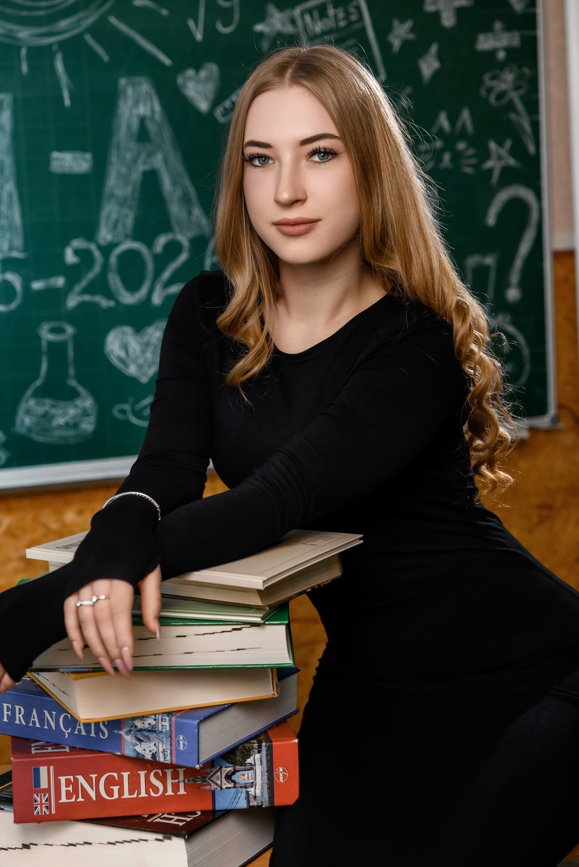 Романтичний портрет випускниці в пшеничному полі на заході сонця — тепла локація