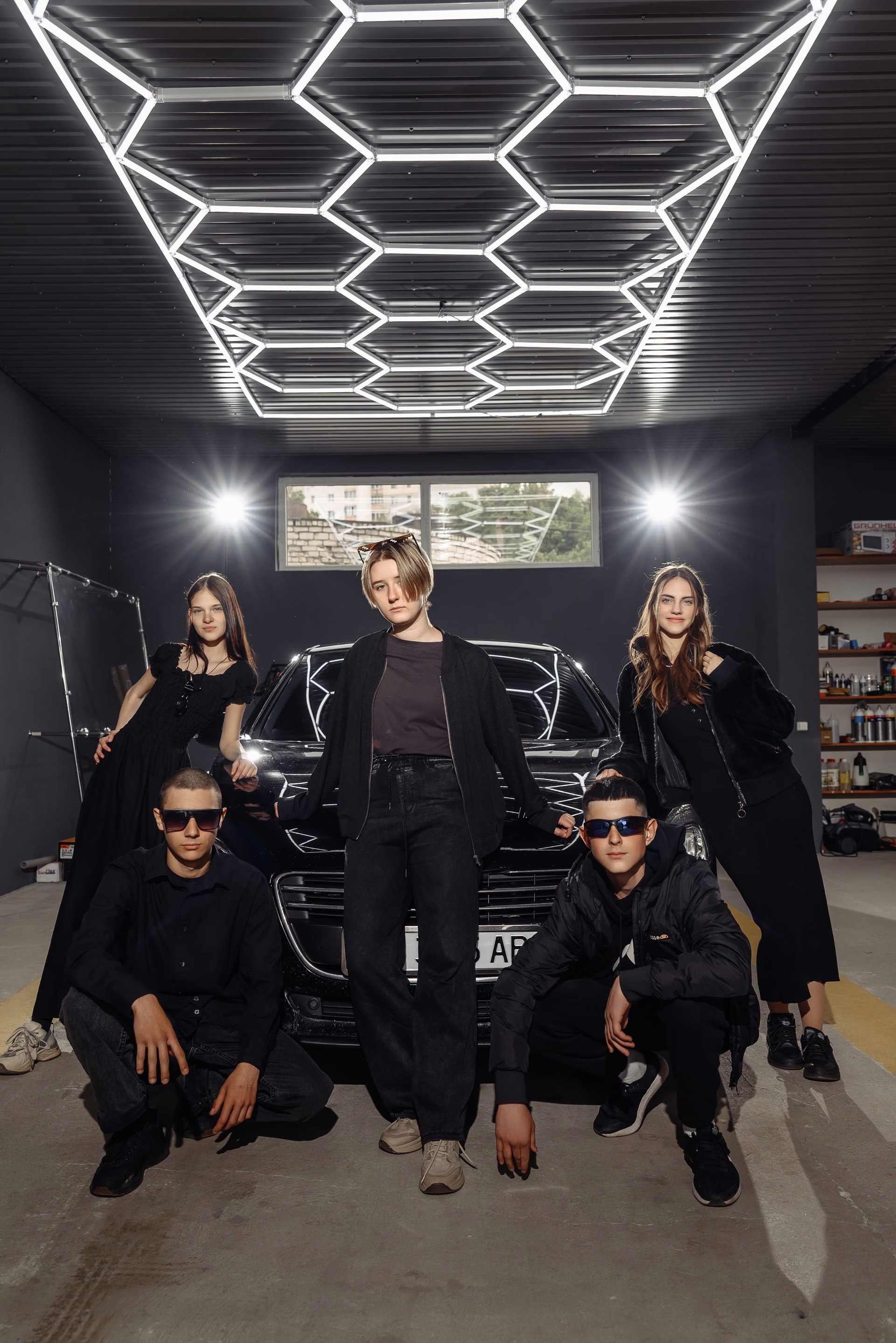Емоційний стрибок усієї групи на тлі яскравого графіті — сучасна міська локація