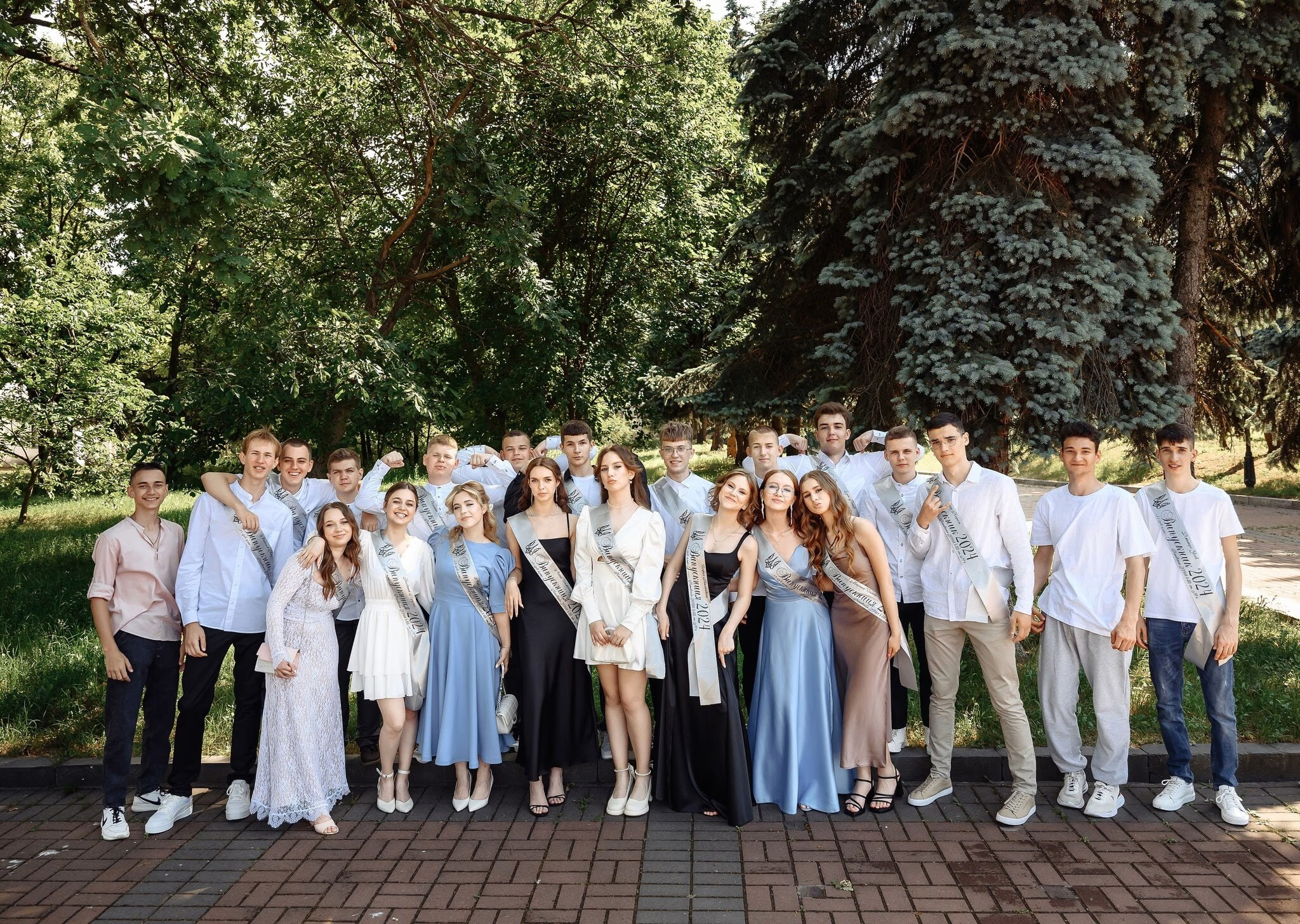 Яскраве групове фото всього класу на природі — особистий маніфест випускників