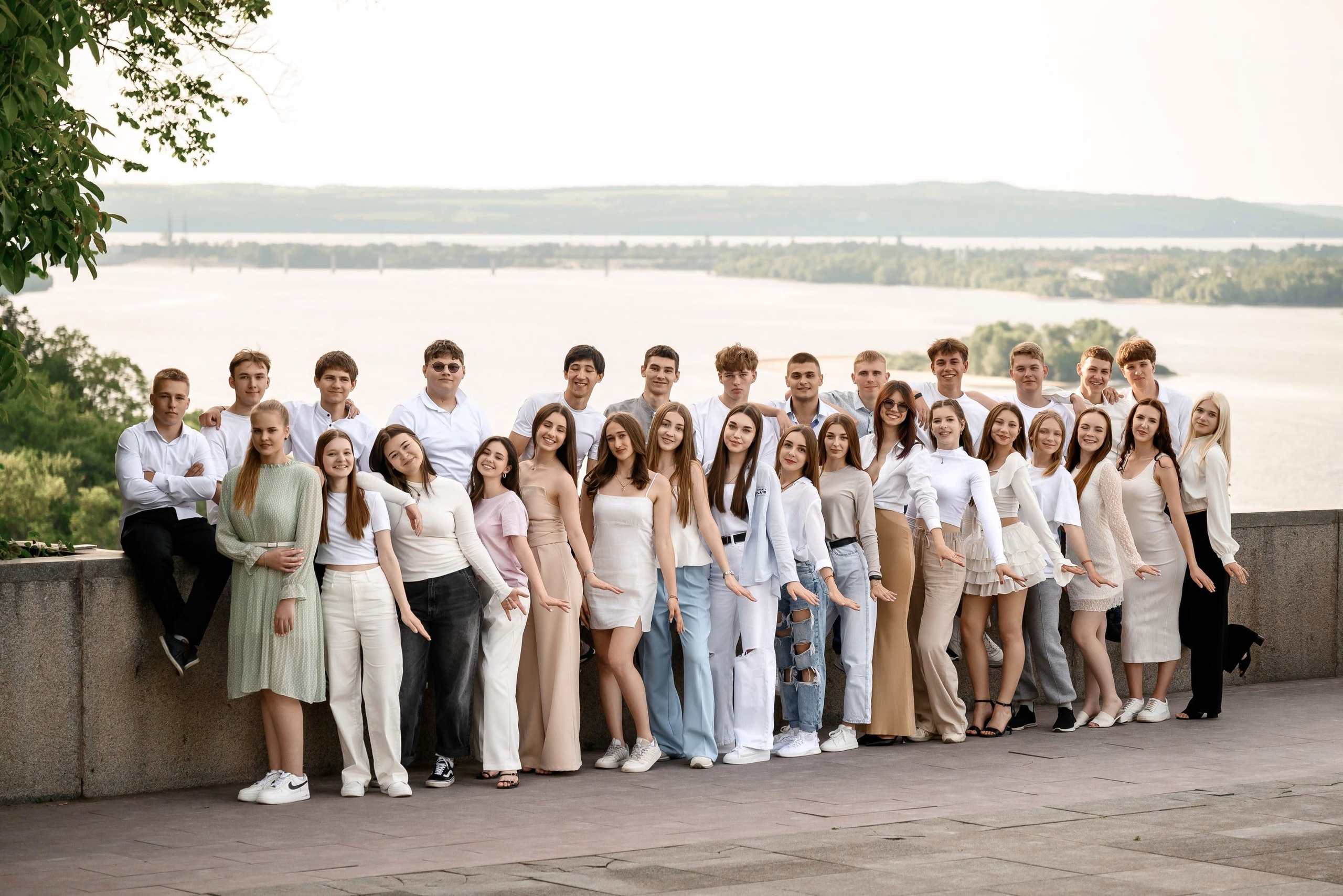 Затишна фотостудія з професійним освітленням — момент зйомки випускного альбому