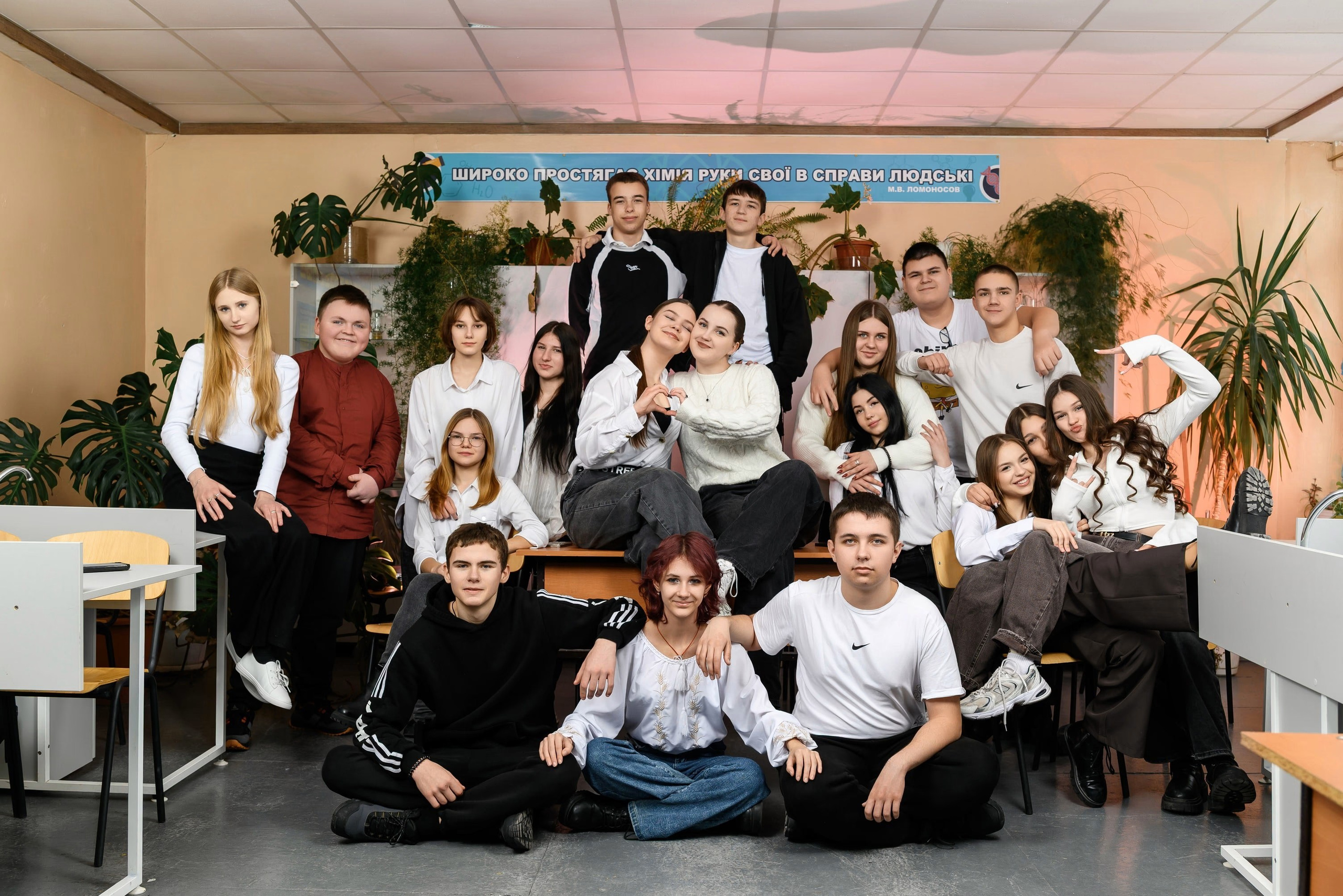 Загальне фото всієї паралелі на стадіоні школи — масштабна випускна фотосесія