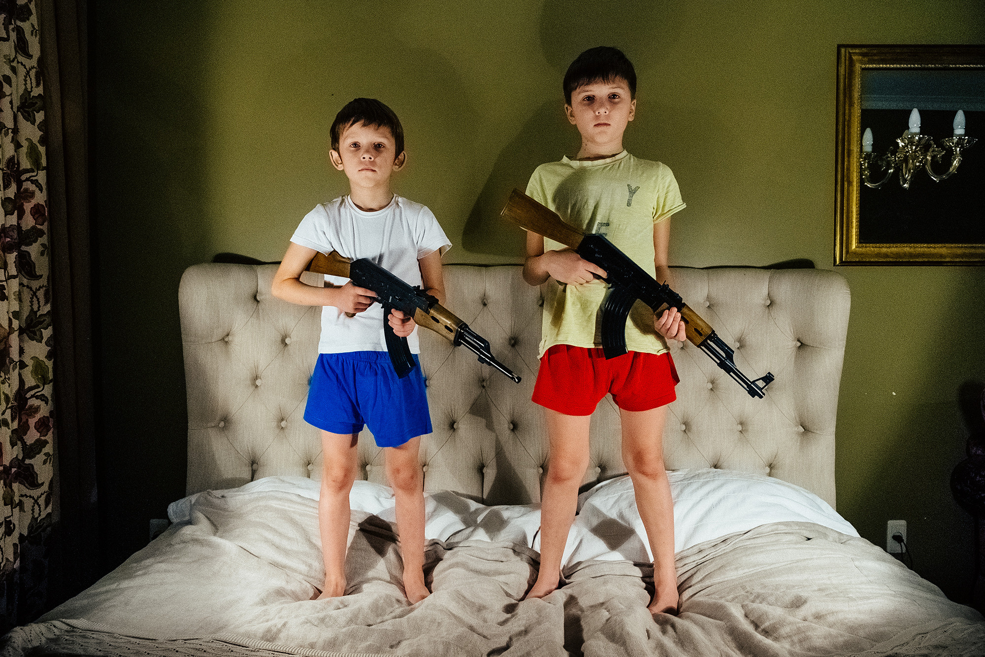Boys with toy guns. Мальчики с игрушечным оружием.