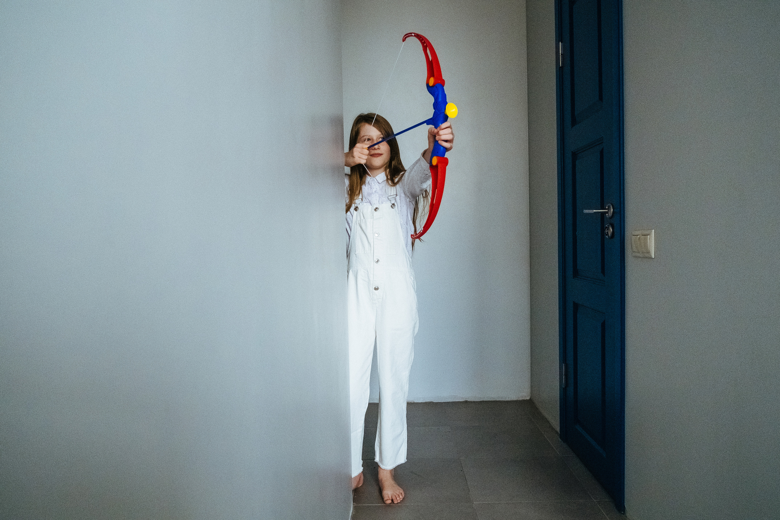 A girl with a bow and arrow. Девочка с луком и стрелами.