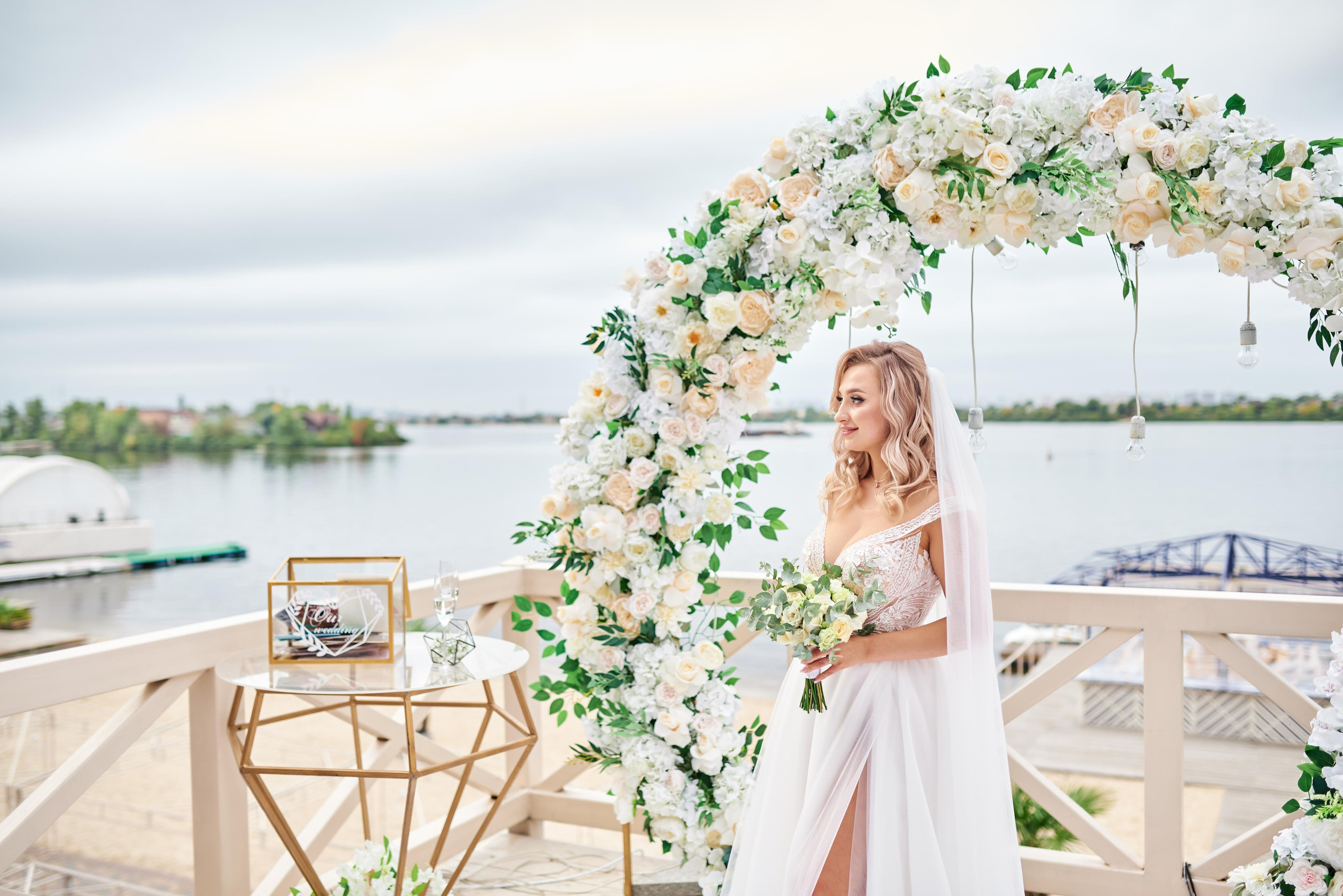 Виїздна весільна церемонія за містом