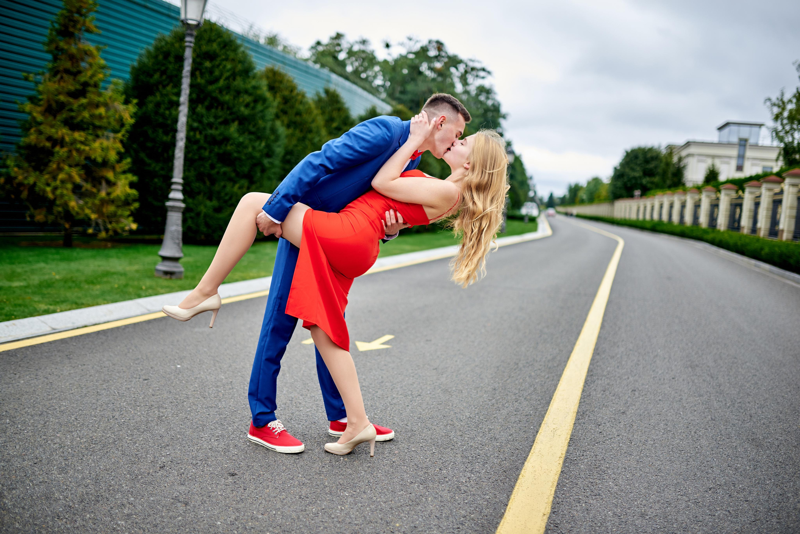 Закохана пара на дорозі