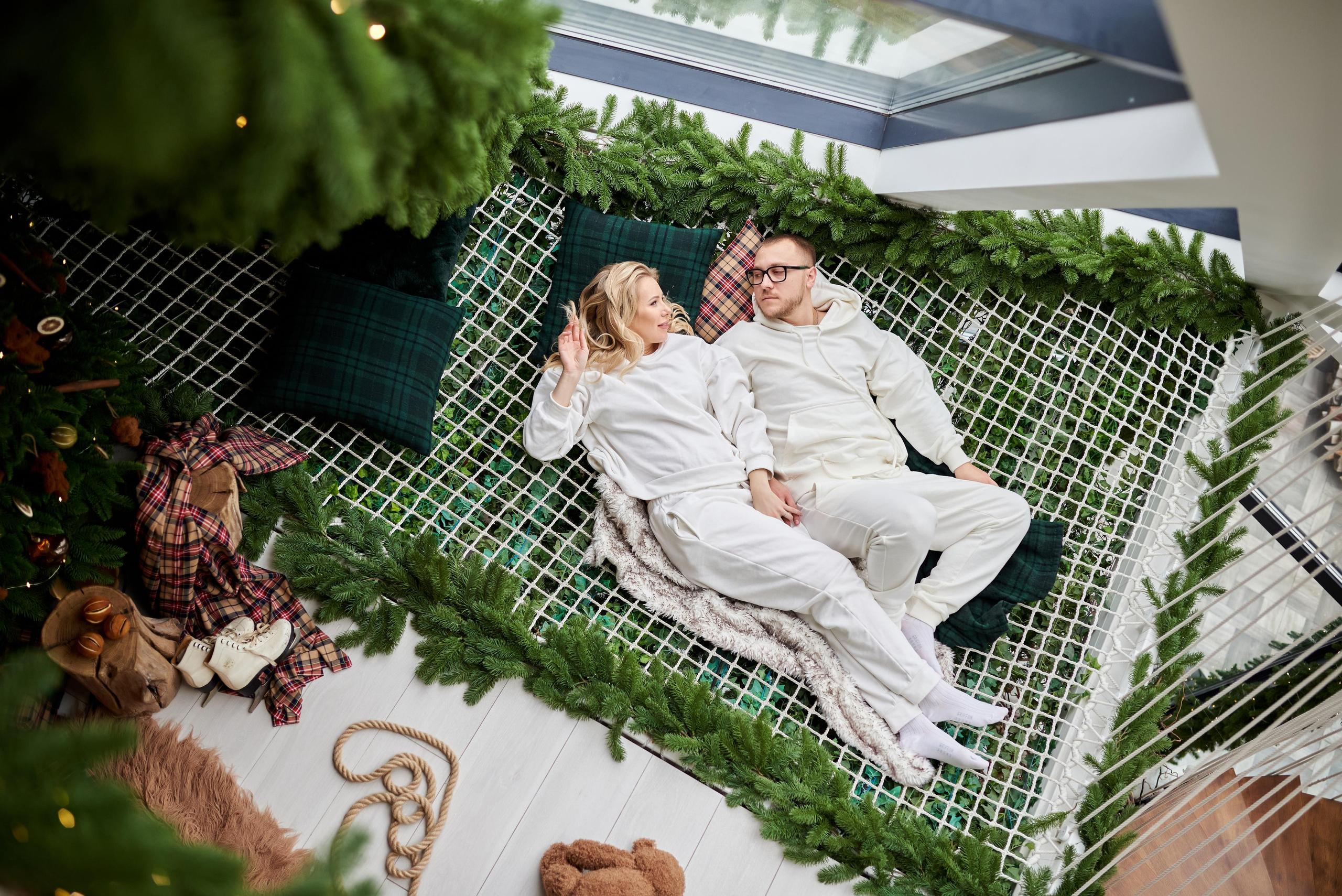 Сімейна пара відпочиває в фотостудії