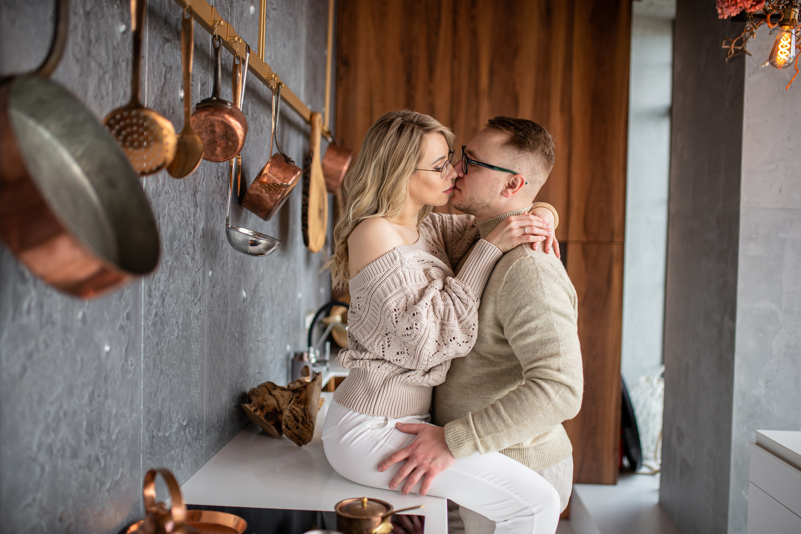 Закохана пара на кухні. поцілунок