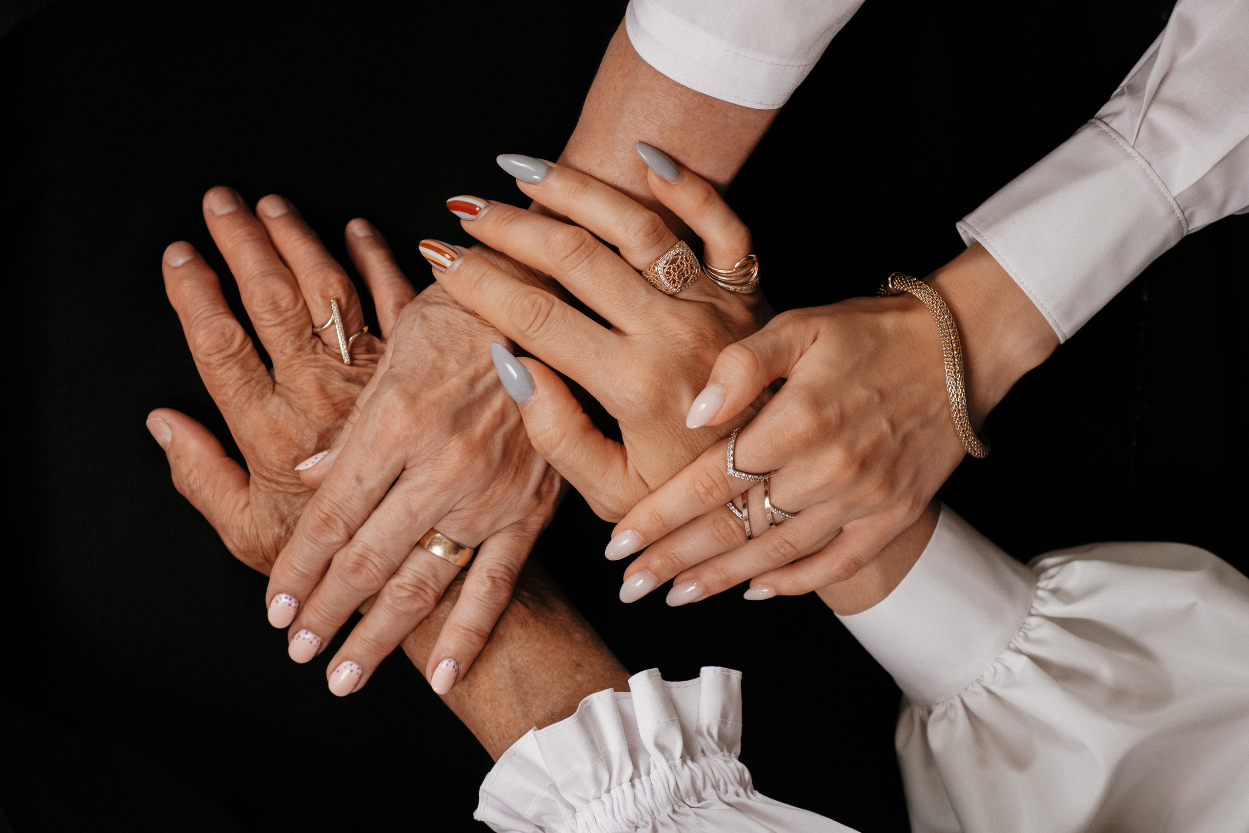 Family photo session at home. Four generations in one frame. Ivan Skufinsky — wedding and family photographer in Vancouver