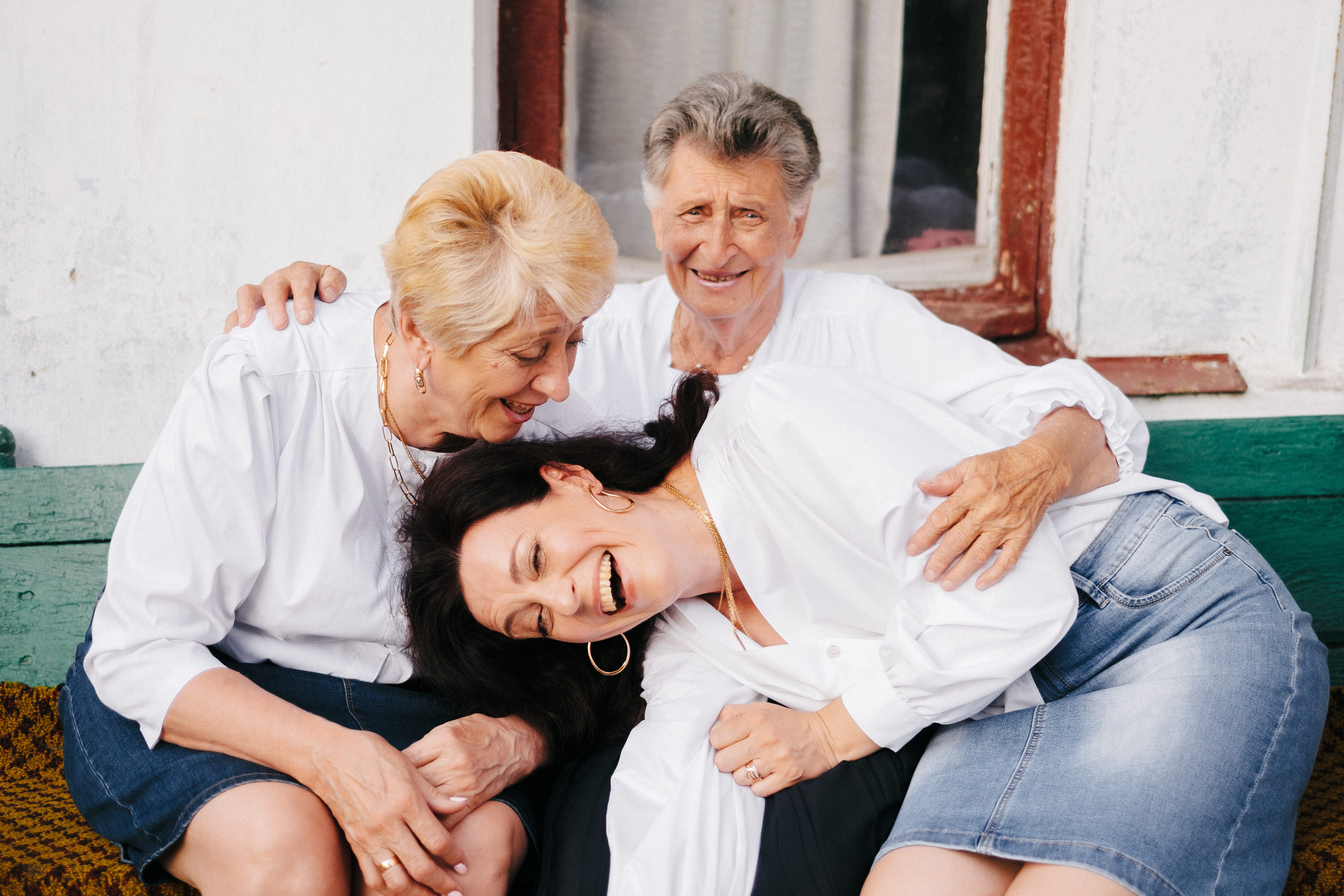 Family photo session at home. Four generations in one frame. Ivan Skufinsky — wedding and family photographer in Vancouver