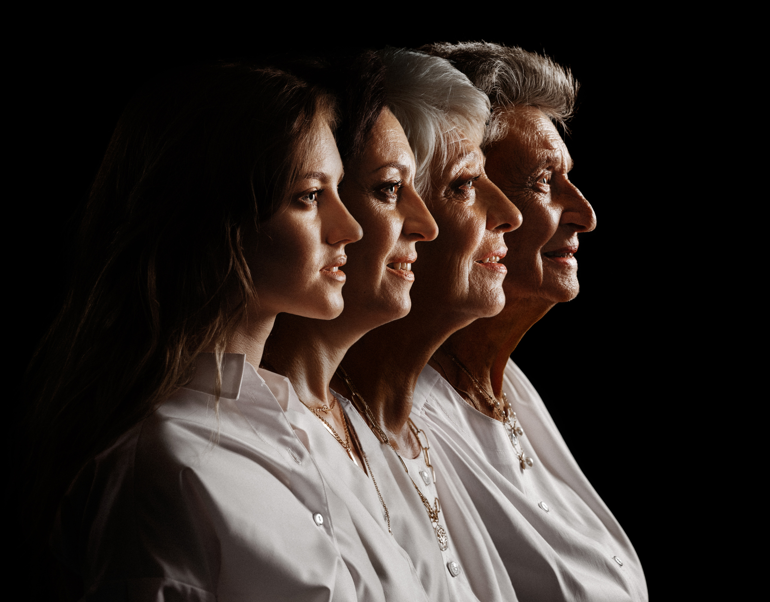 Family photo session at home. Four generations in one frame. Ivan Skufinsky — wedding and family photographer in Vancouver