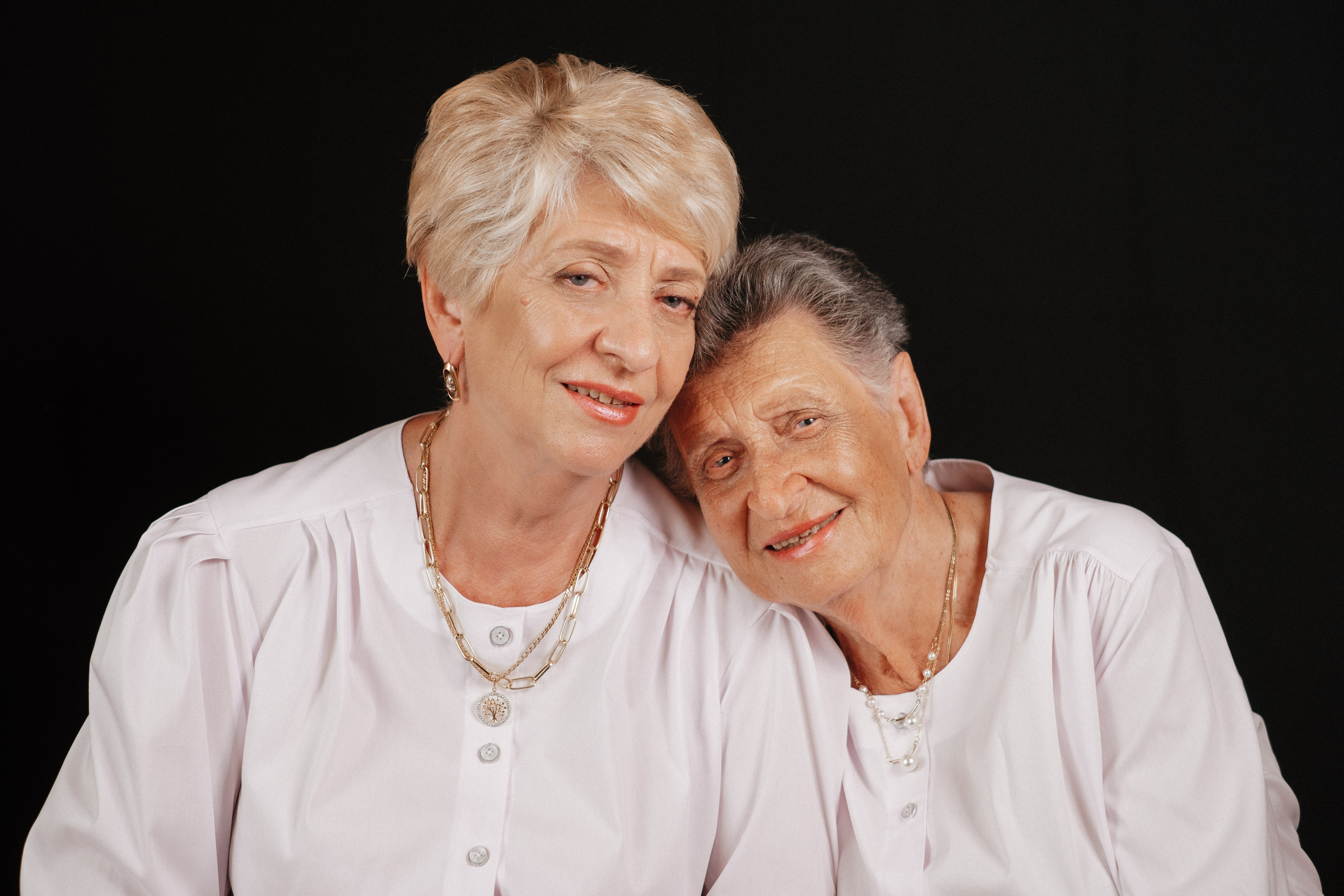 Family photo session at home. Four generations in one frame. Ivan Skufinsky — wedding and family photographer in Vancouver