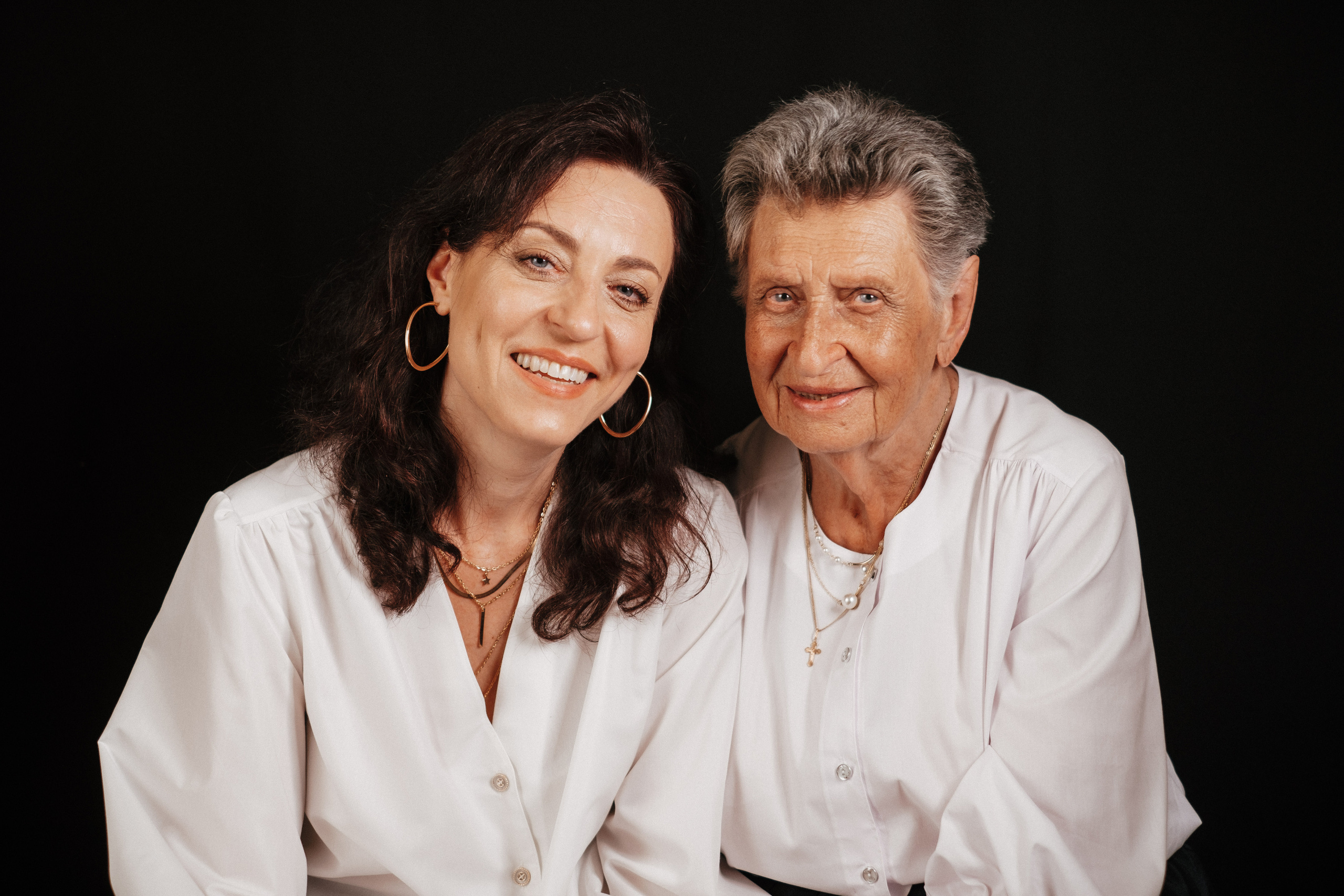 Family photo session at home. Four generations in one frame. Ivan Skufinsky — wedding and family photographer in Vancouver