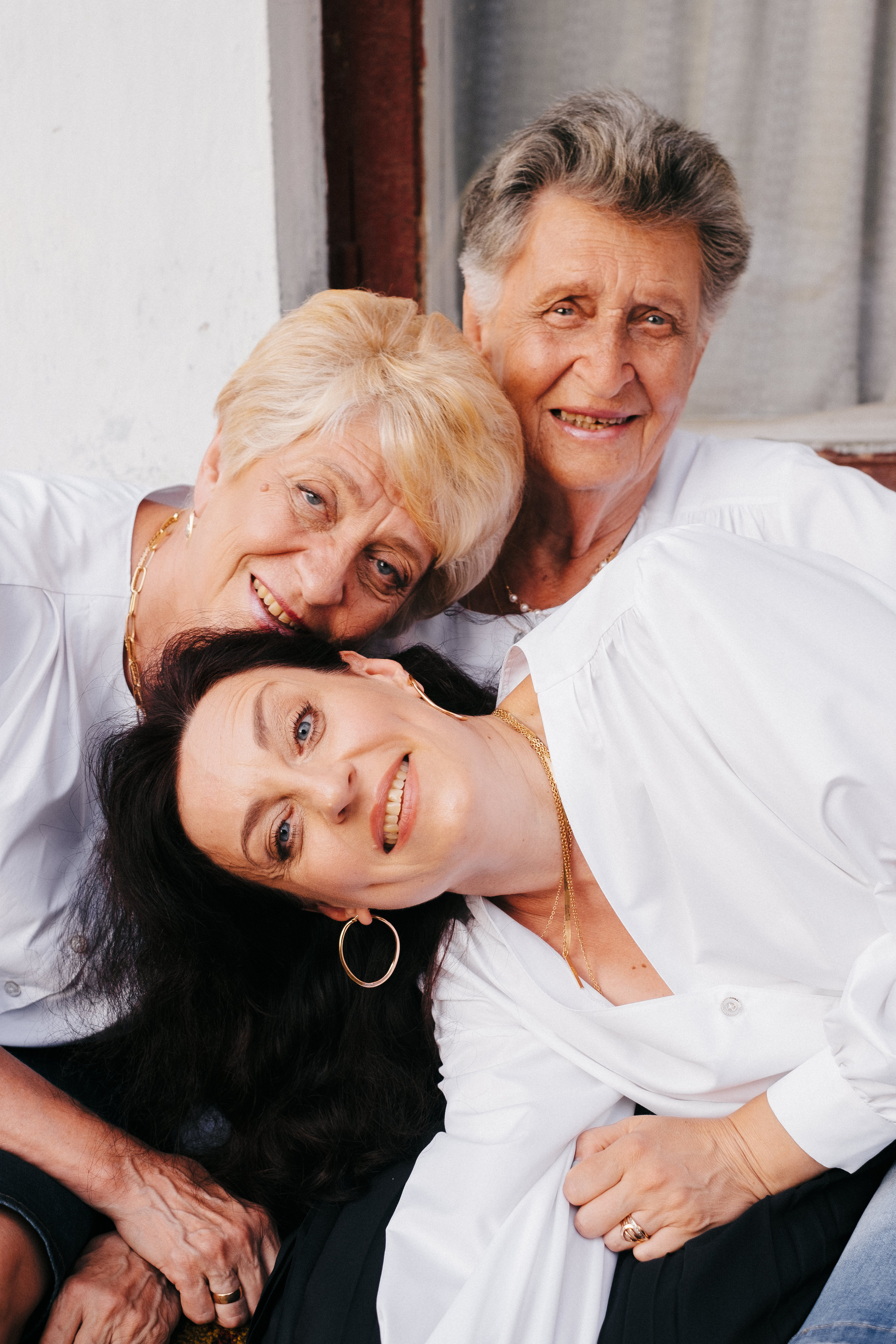 Family photo session at home. Four generations in one frame. Ivan Skufinsky — wedding and family photographer in Vancouver
