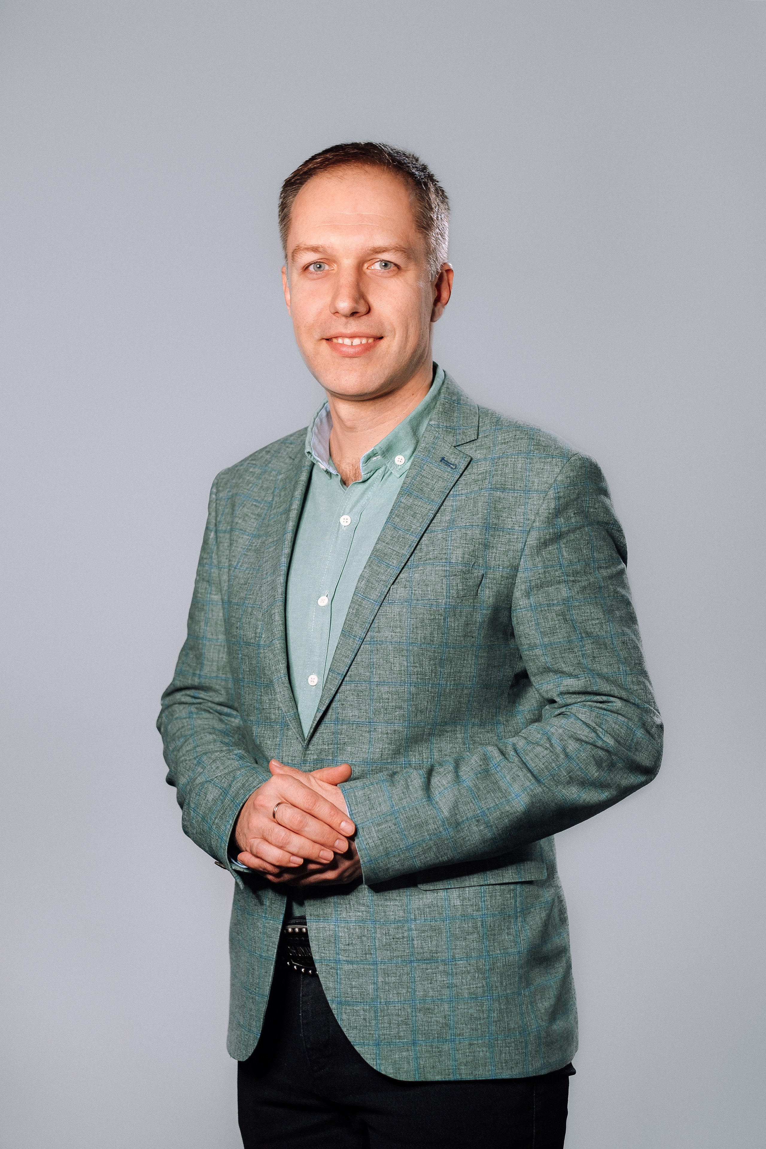 HEADSHOT BUSINESS PORTRAIT. Ivan Skufinsky — wedding and family photographer in Vancouver