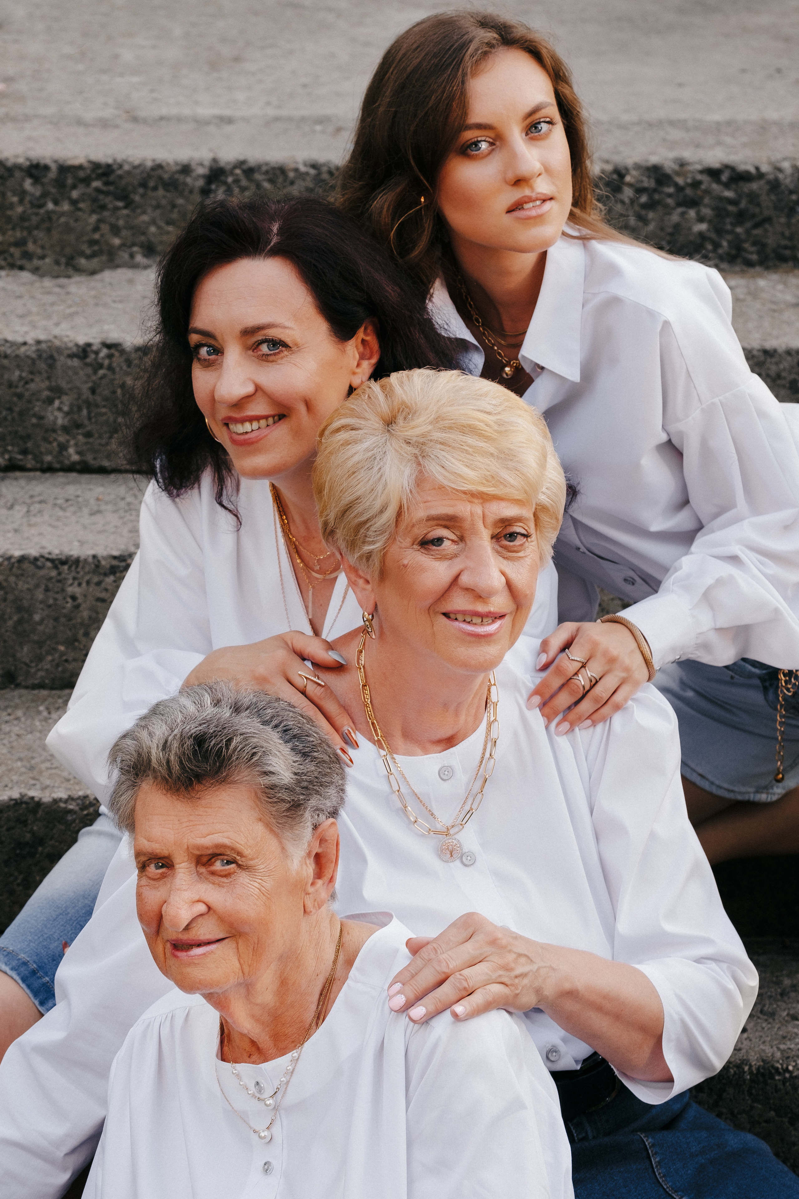 Family photo session at home. Four generations in one frame. Ivan Skufinsky — wedding and family photographer in Vancouver