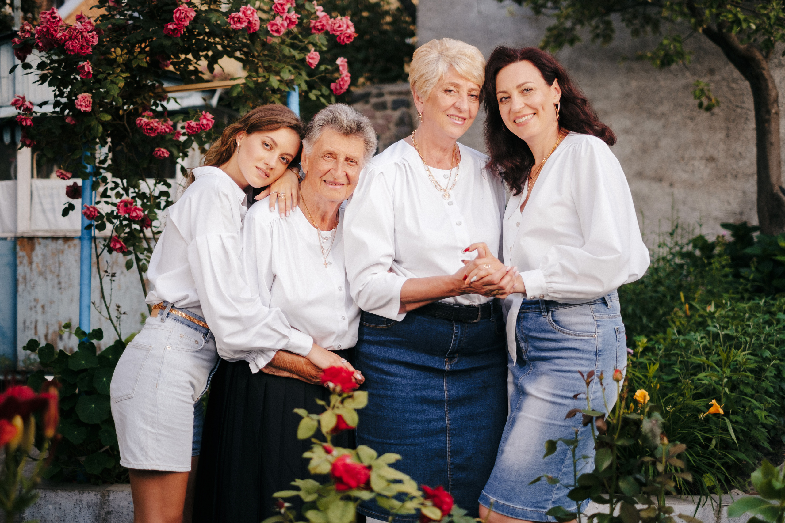 Family photo session at home. Four generations in one frame. Ivan Skufinsky — wedding and family photographer in Vancouver