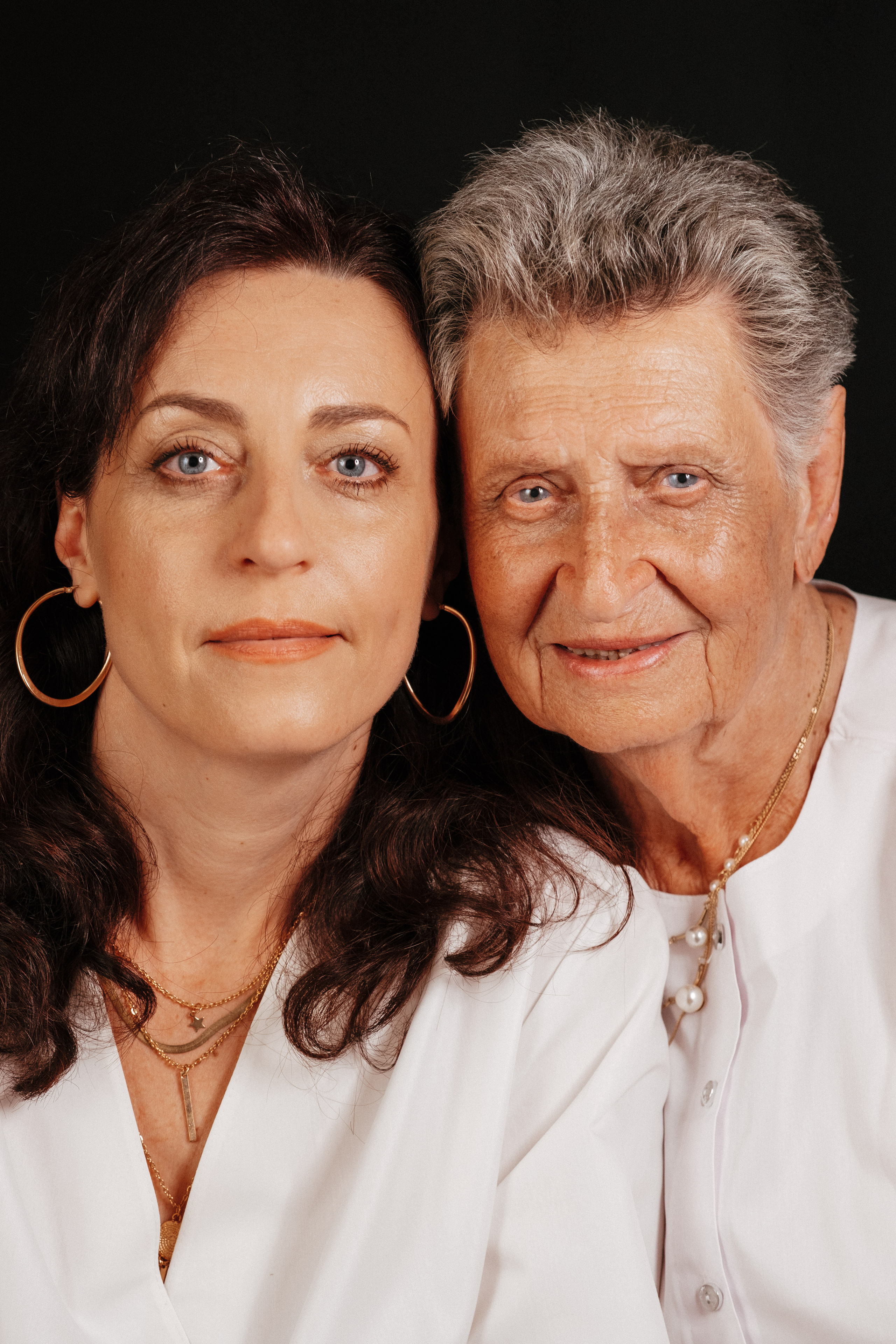 Family photo session at home. Four generations in one frame. Ivan Skufinsky — wedding and family photographer in Vancouver